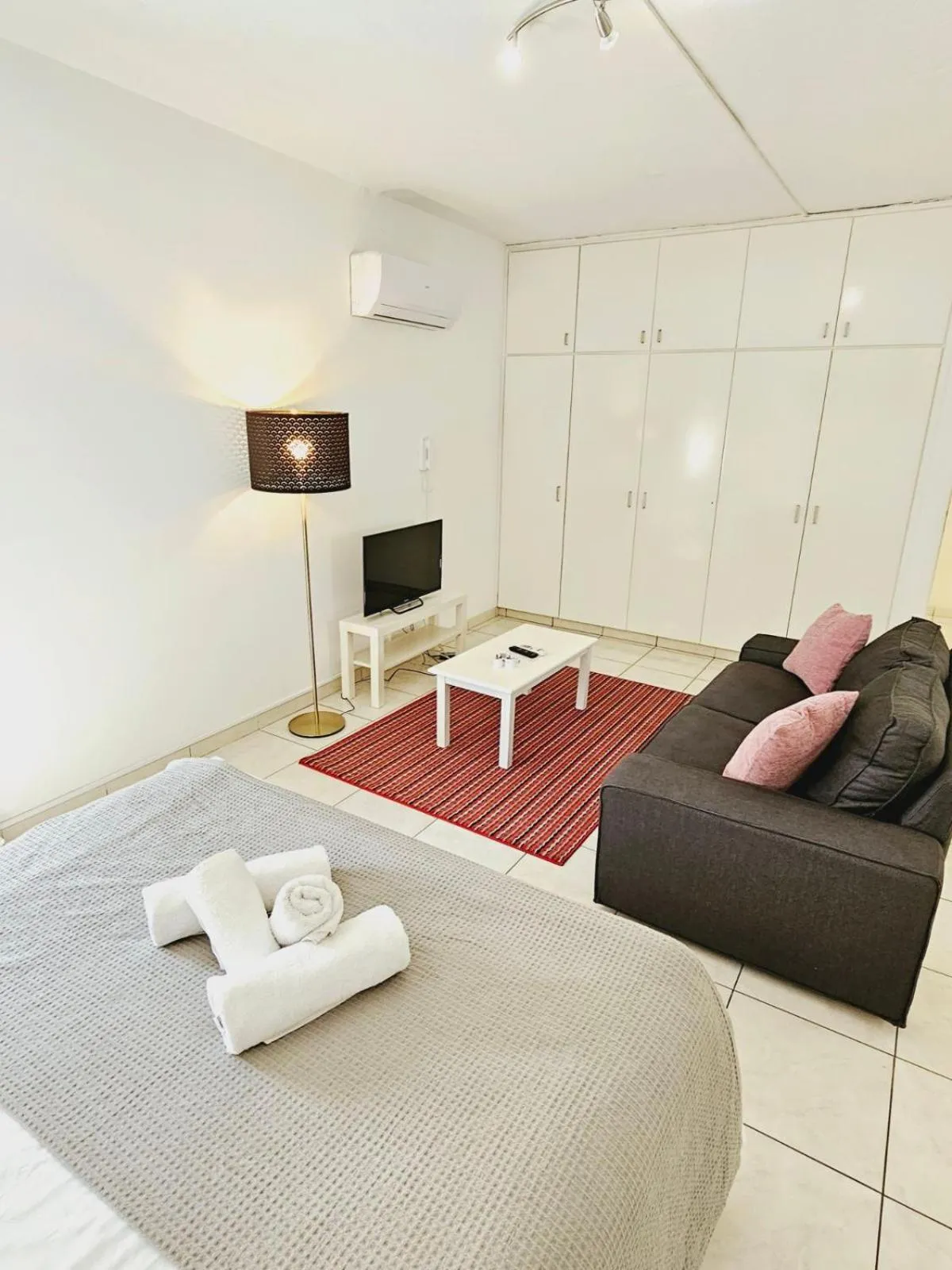 Living room, Bed in Stephanie City Apartments