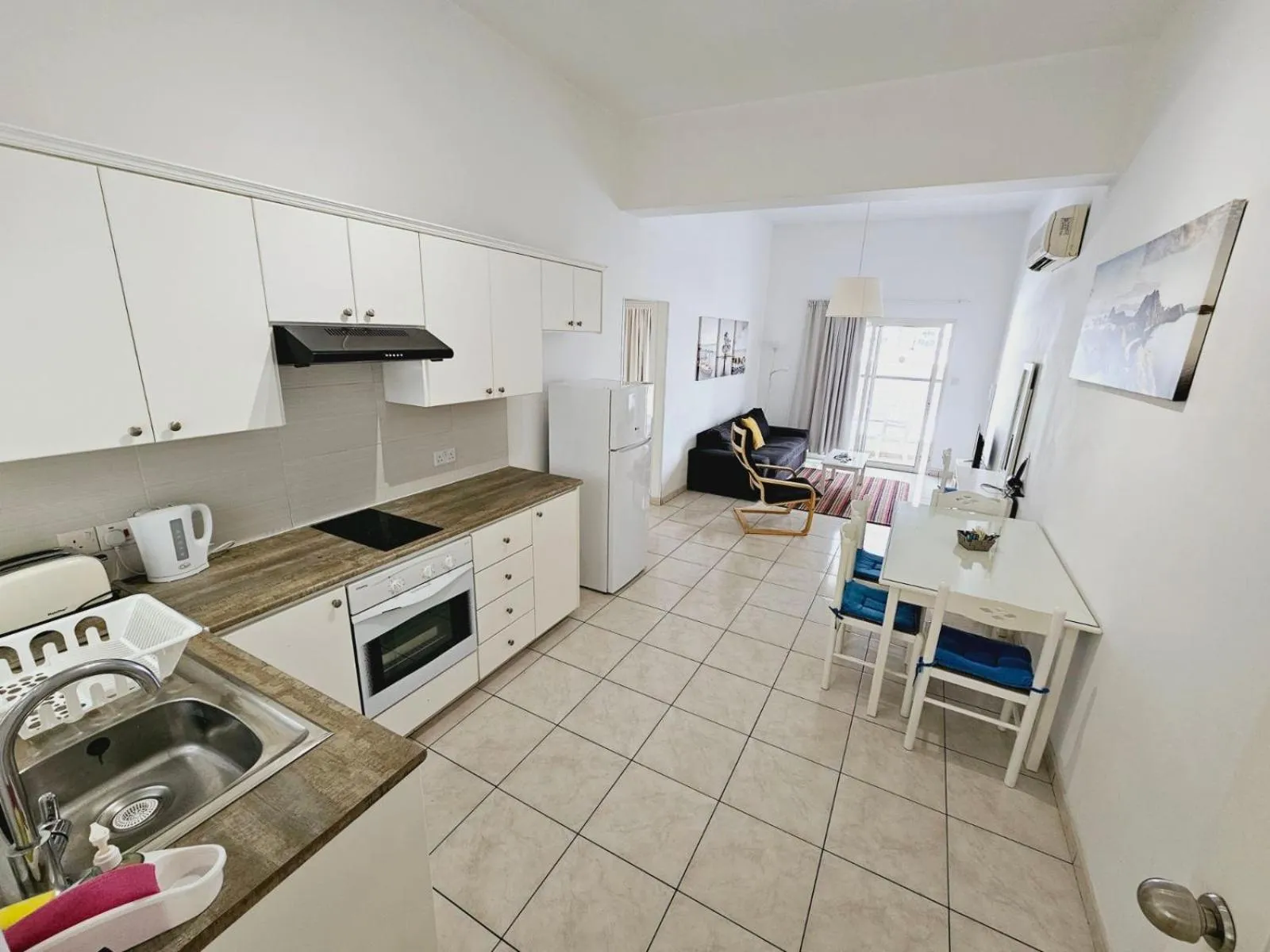 Kitchen or kitchenette in Stephanie City Apartments