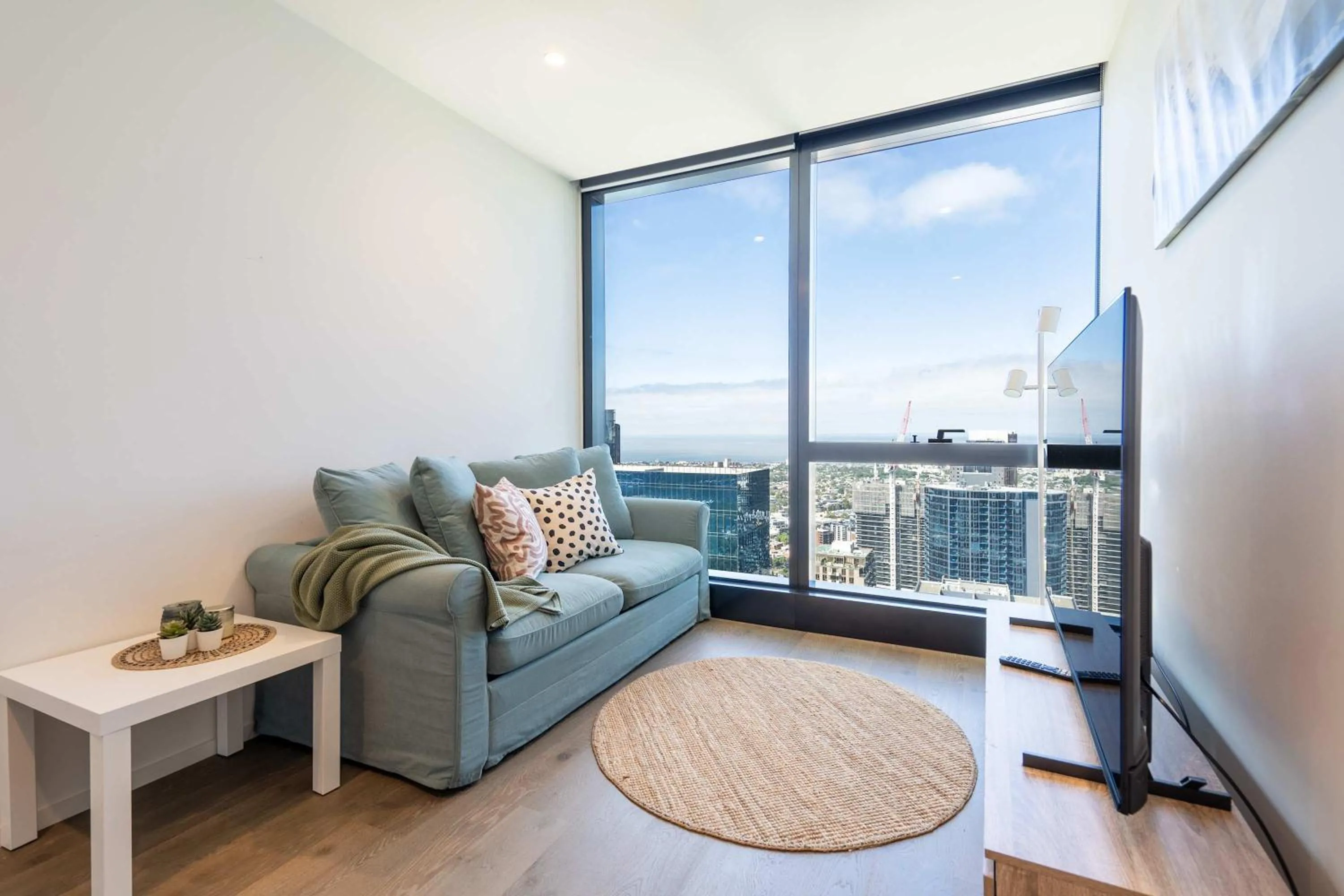 TV and multimedia in 108 HighRise Condo Lake Bay View