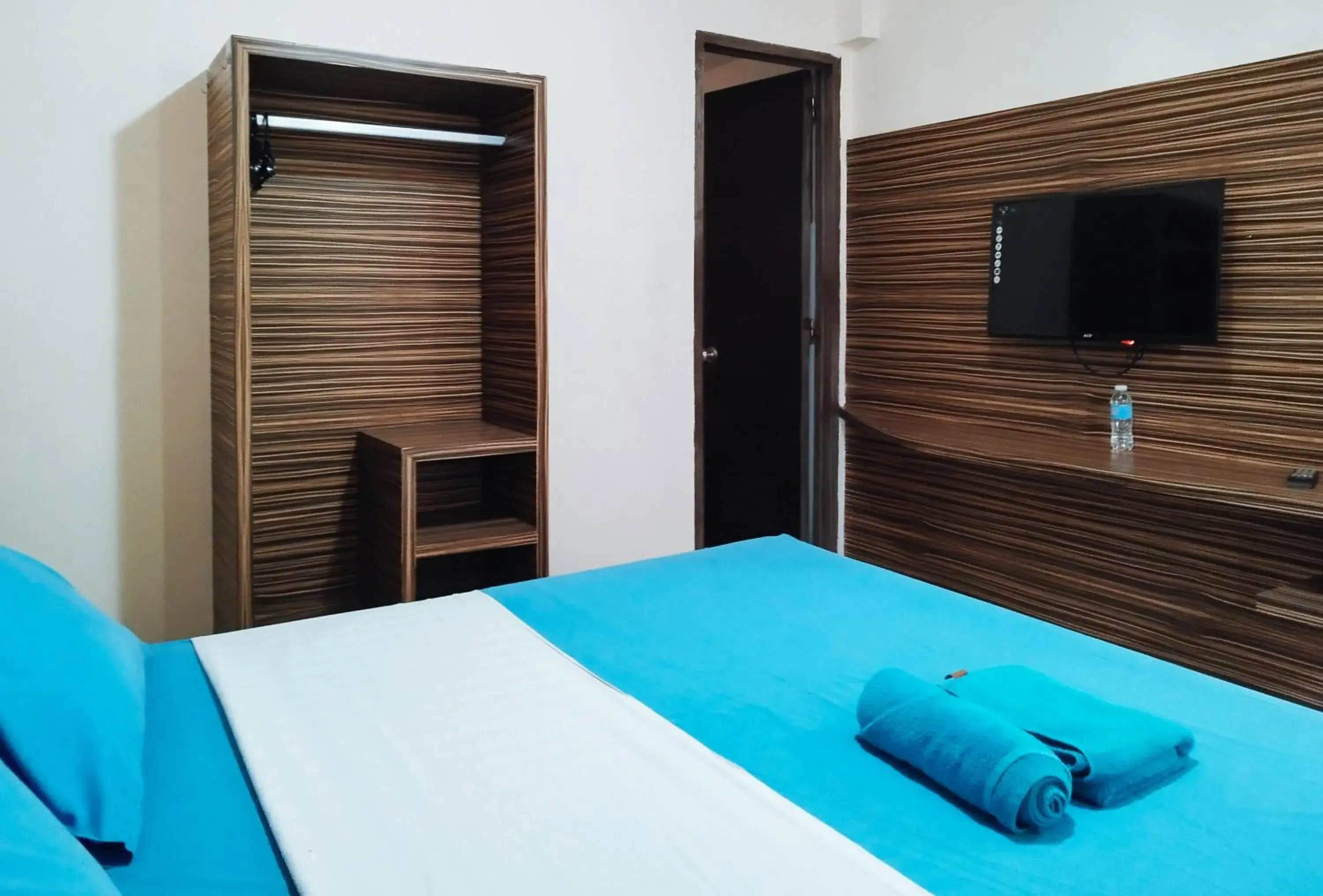 Bed in RedDoorz at Sir G Hotel D'Mall Boracay Bed in RedDoorz at Sir G Hotel D'Mall Boracay