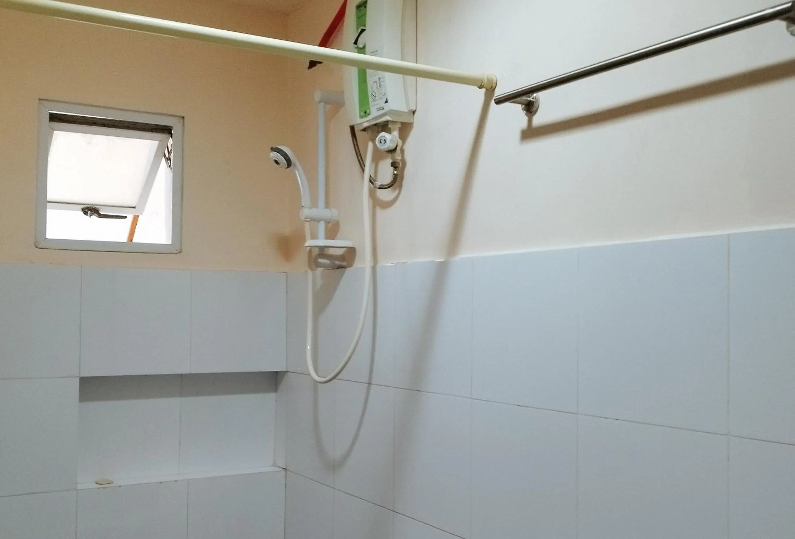 Shower in RedDoorz at Sir G Hotel D'Mall Boracay