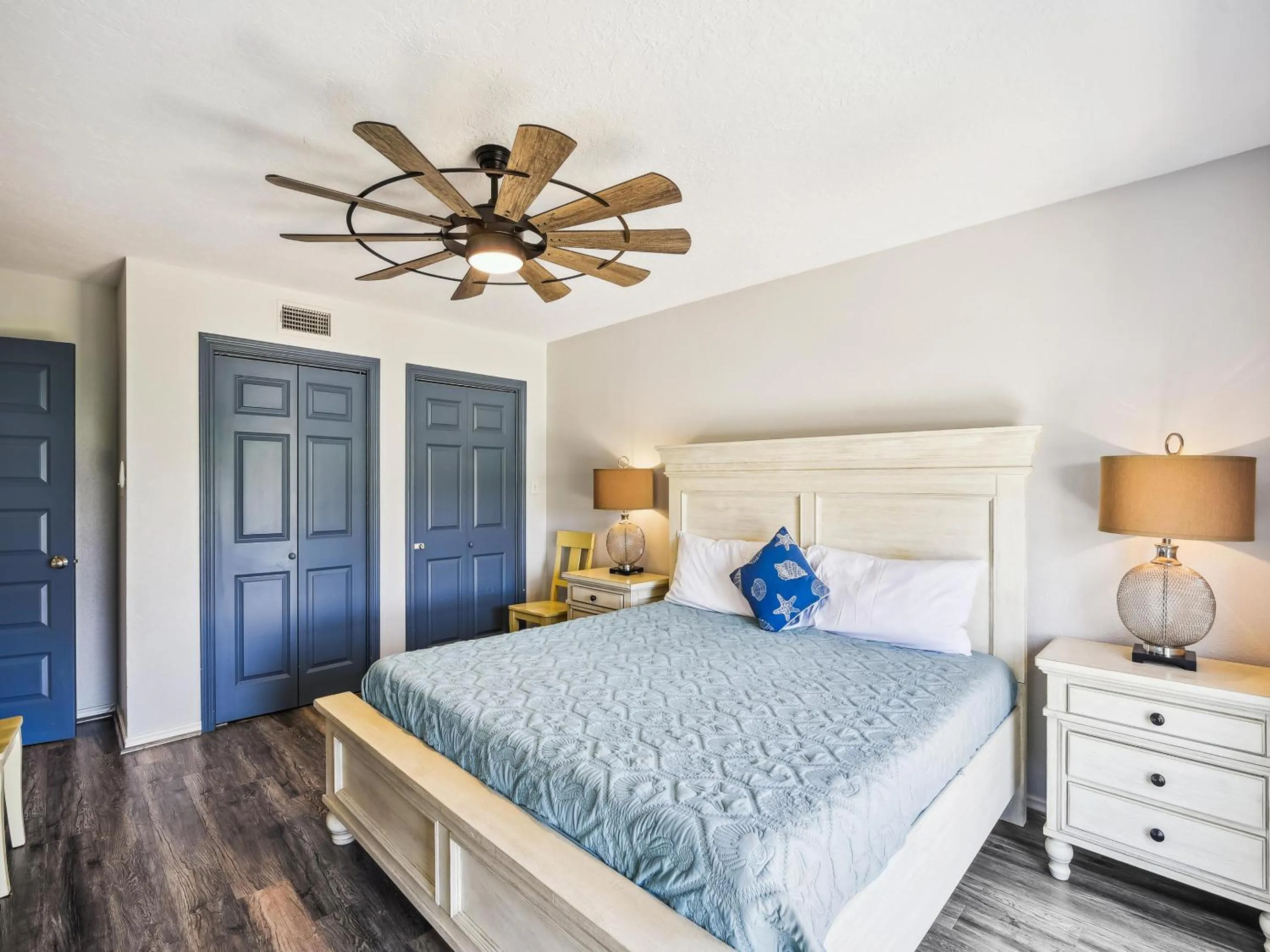 Property building, Bed in Tiki Lagoon