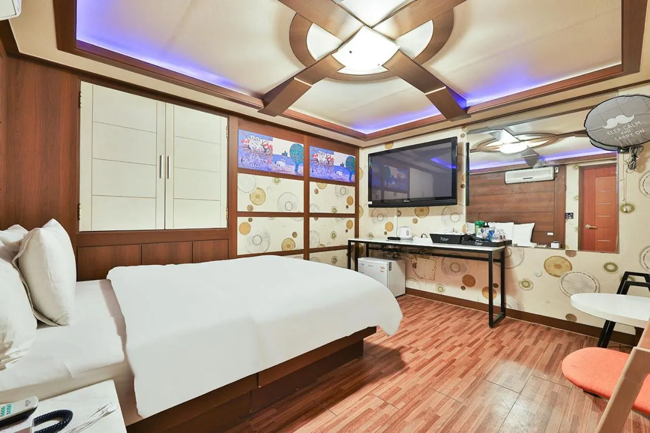 Bed in Picasso Motel