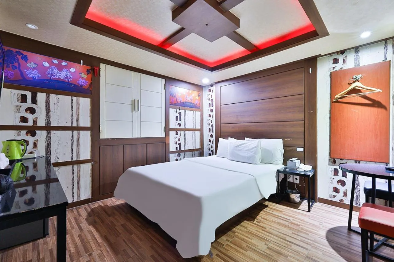 Bed in Picasso Motel