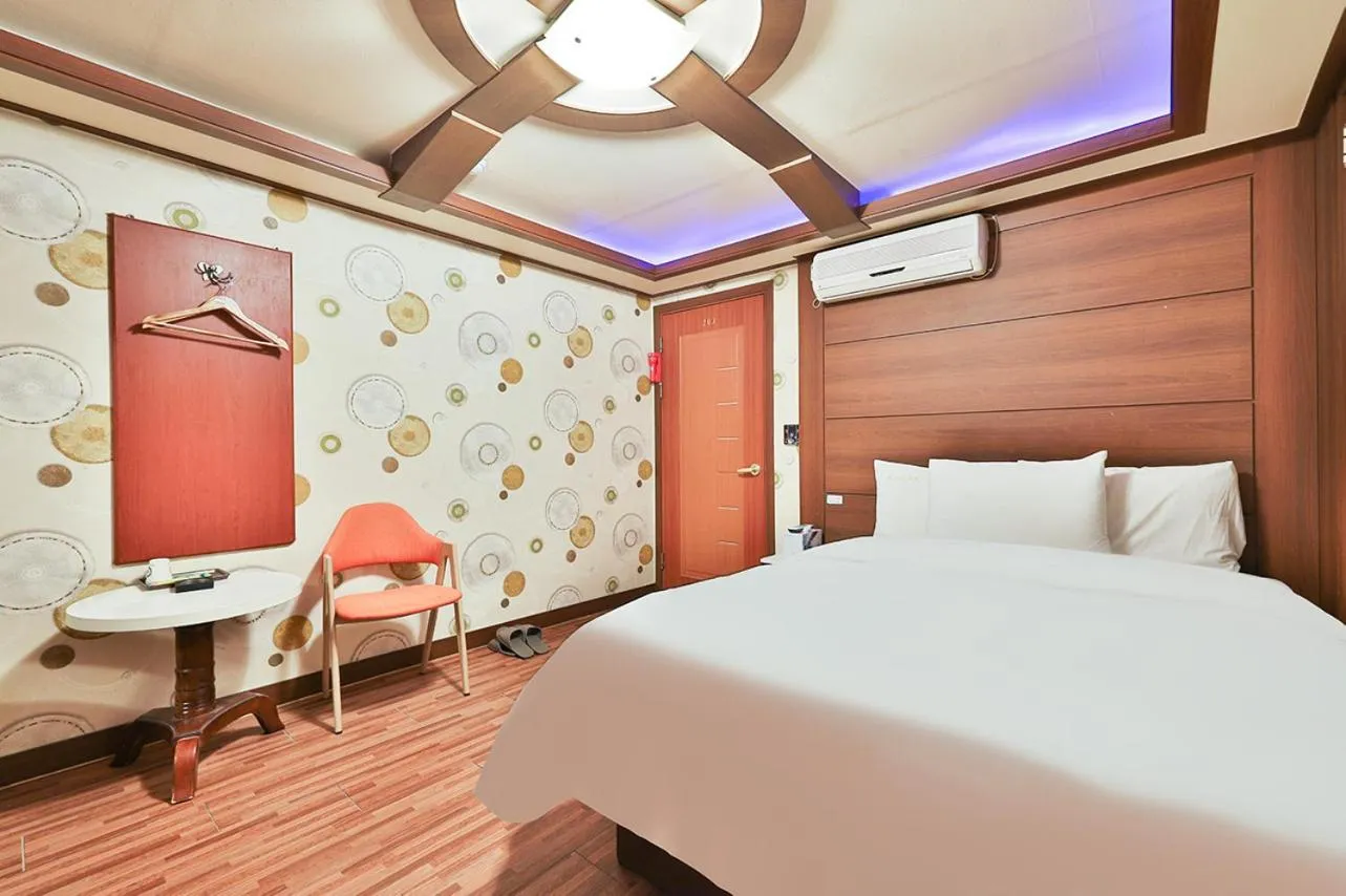 Bed in Picasso Motel