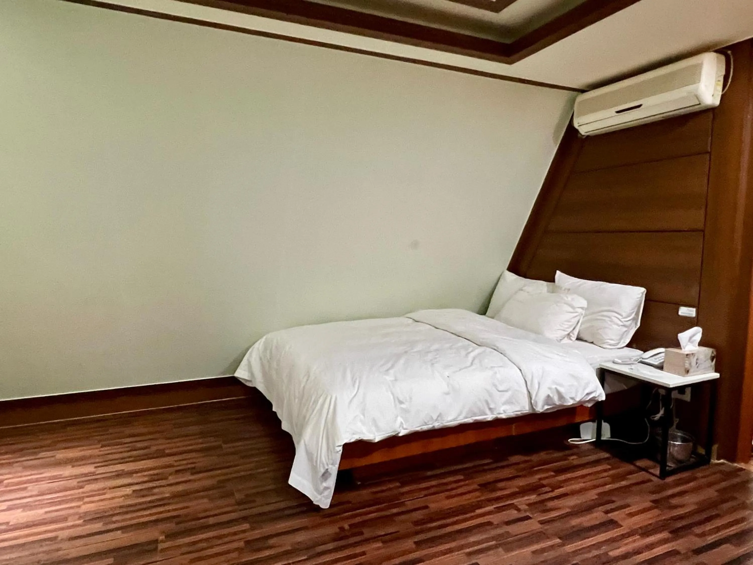 Bed in Picasso Motel