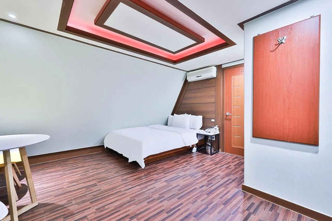 Bed in Picasso Motel