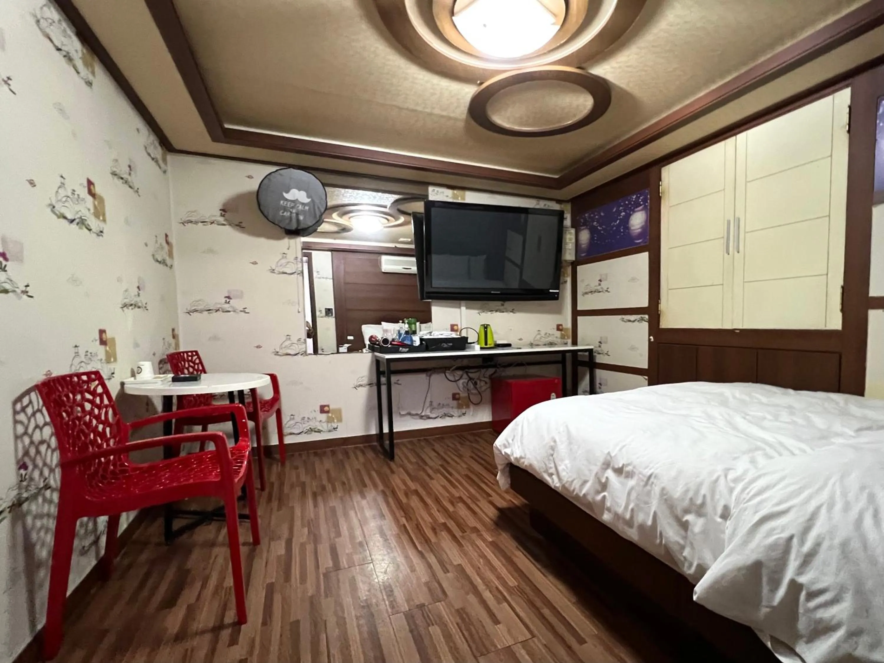 Bed in Picasso Motel