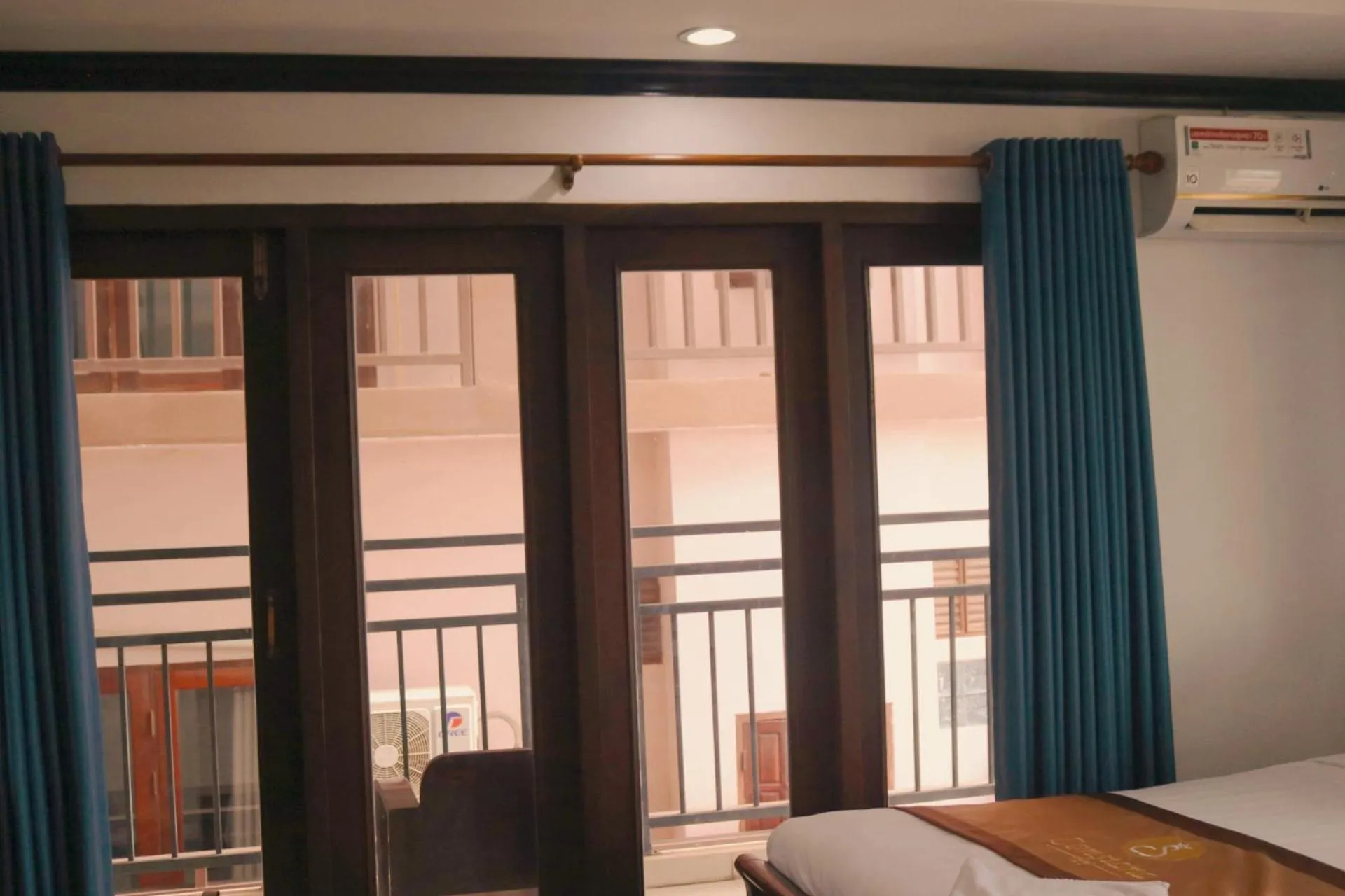 Balcony/Terrace, Bed in Vang Vieng Consiana Hotel