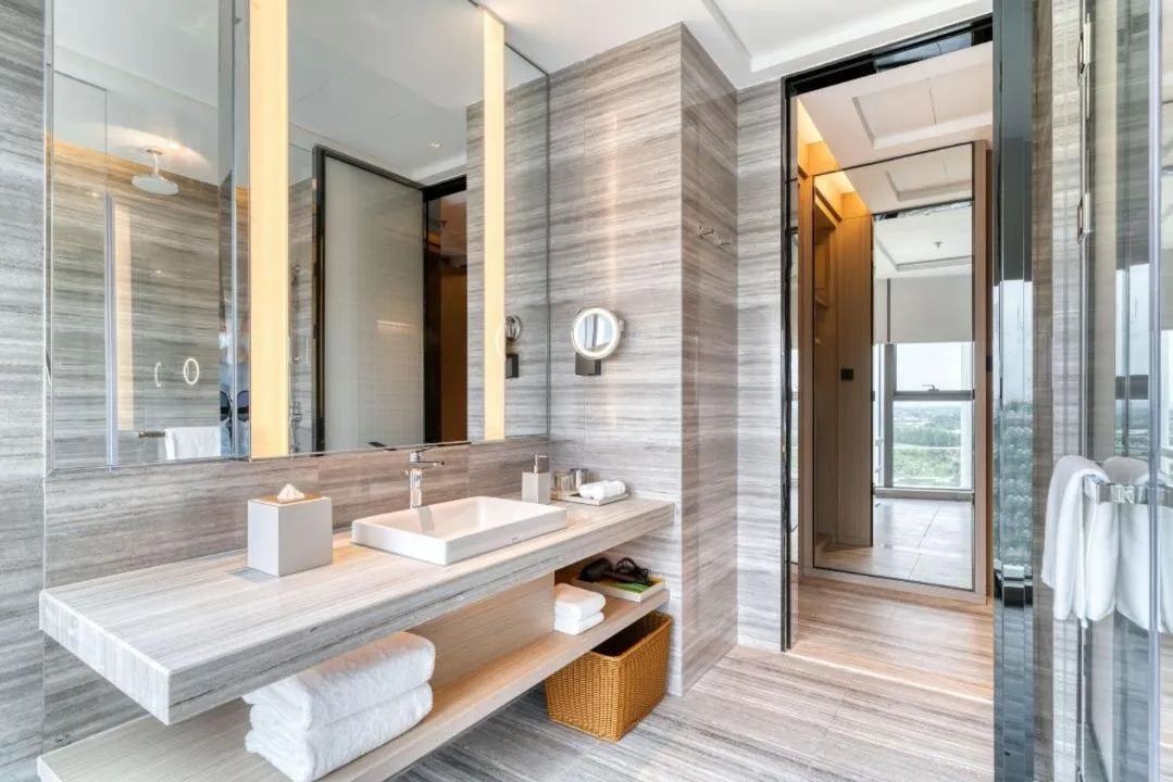 Toilet in Courtyard by Marriott Hangzhou Xihu