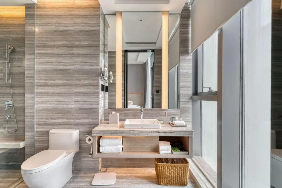 Toilet in Courtyard by Marriott Hangzhou Xihu