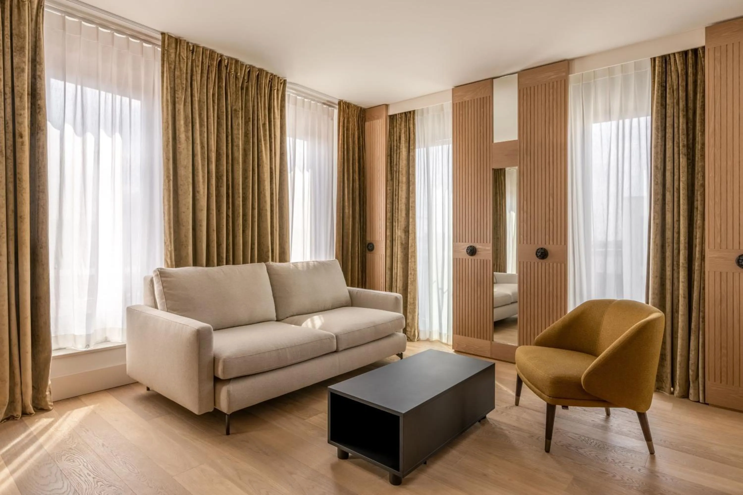 Photo of the whole room in Munich Marriott Hotel City West