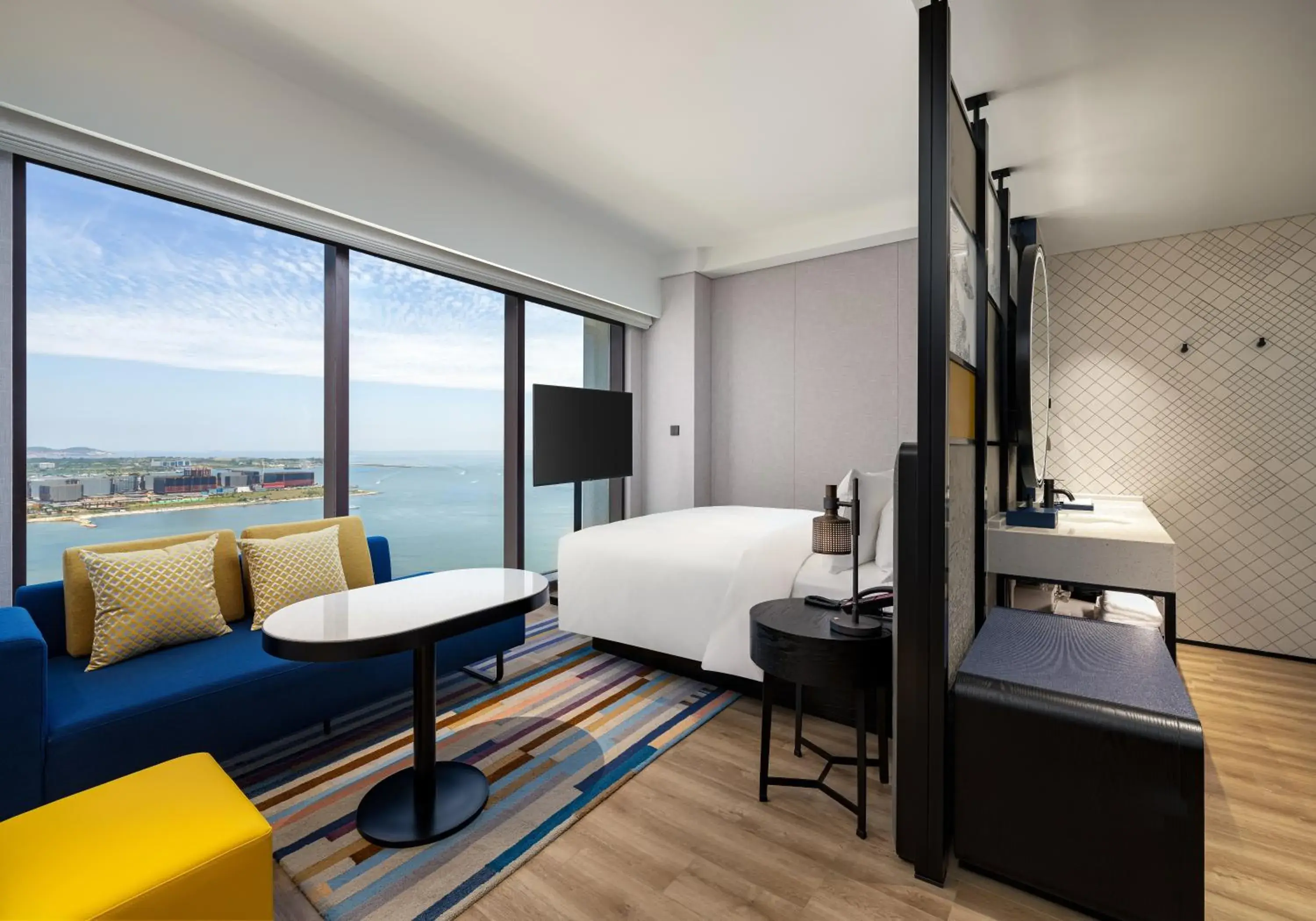 Premium King Room with Ocean View in Aloft Yantai Premium King Room with Ocean View in Aloft Yantai