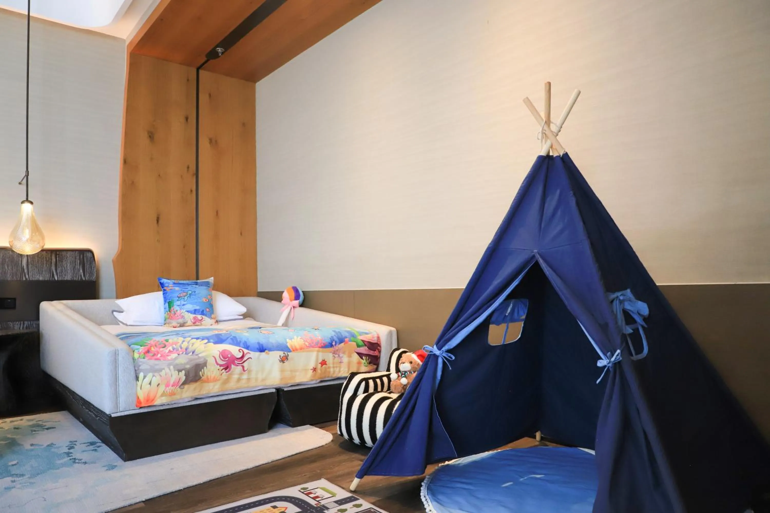 Photo of the whole room, Bed in The Westin Yantai