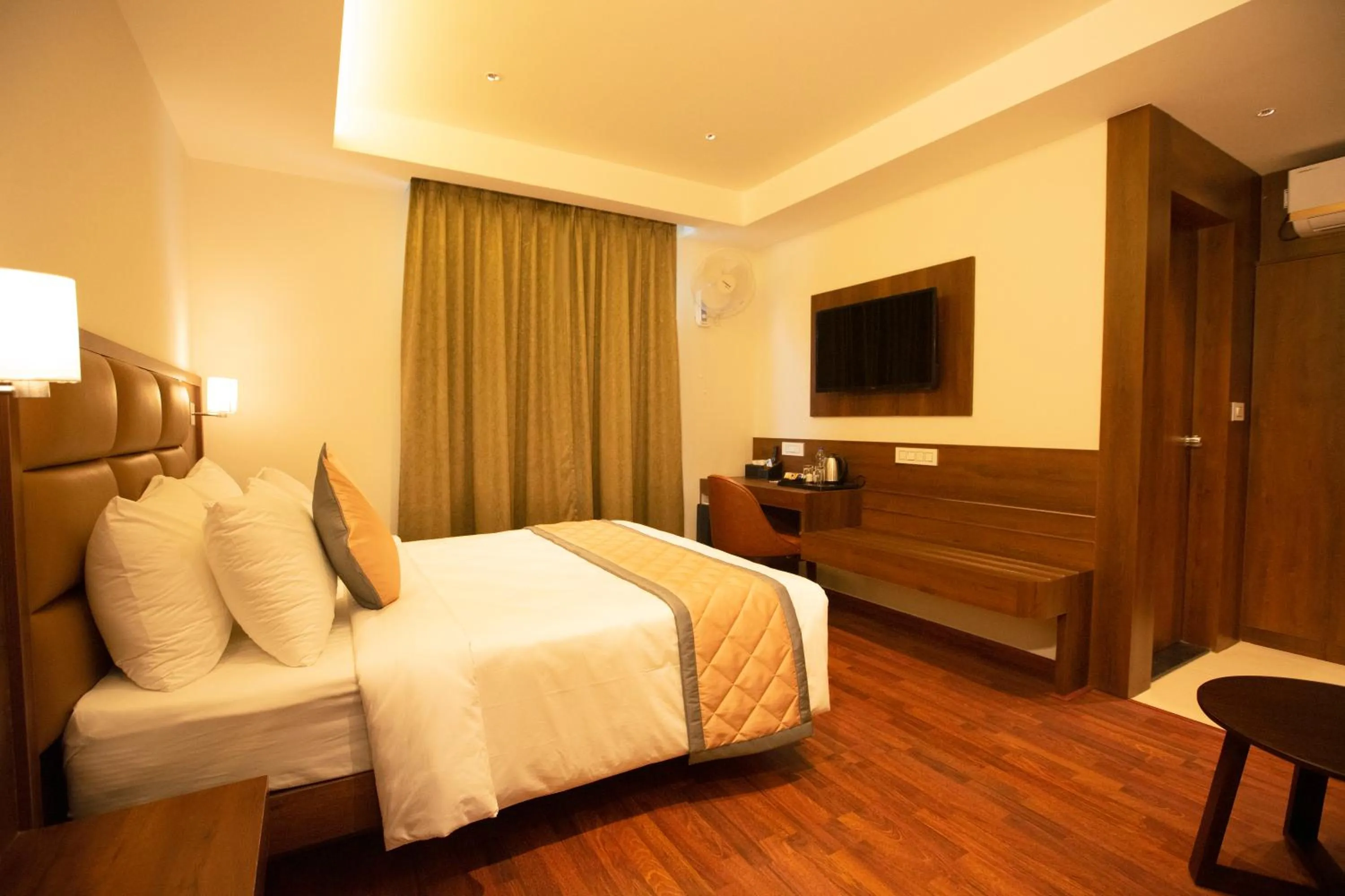 Bedroom, Bed in Golden Fortune Inn Hotel