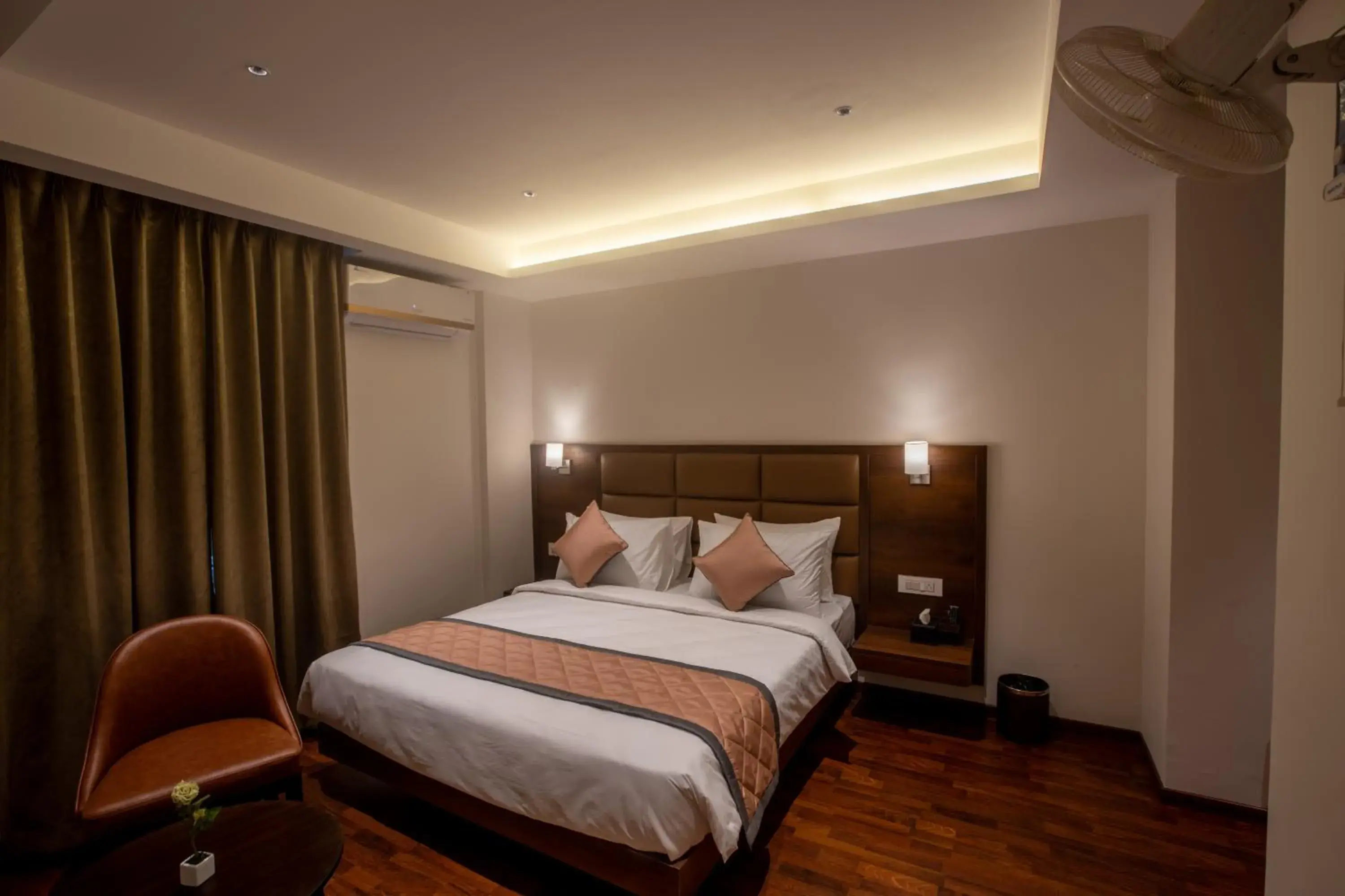 Bedroom, Bed in Golden Fortune Inn Hotel Bedroom, Bed in Golden Fortune Inn Hotel