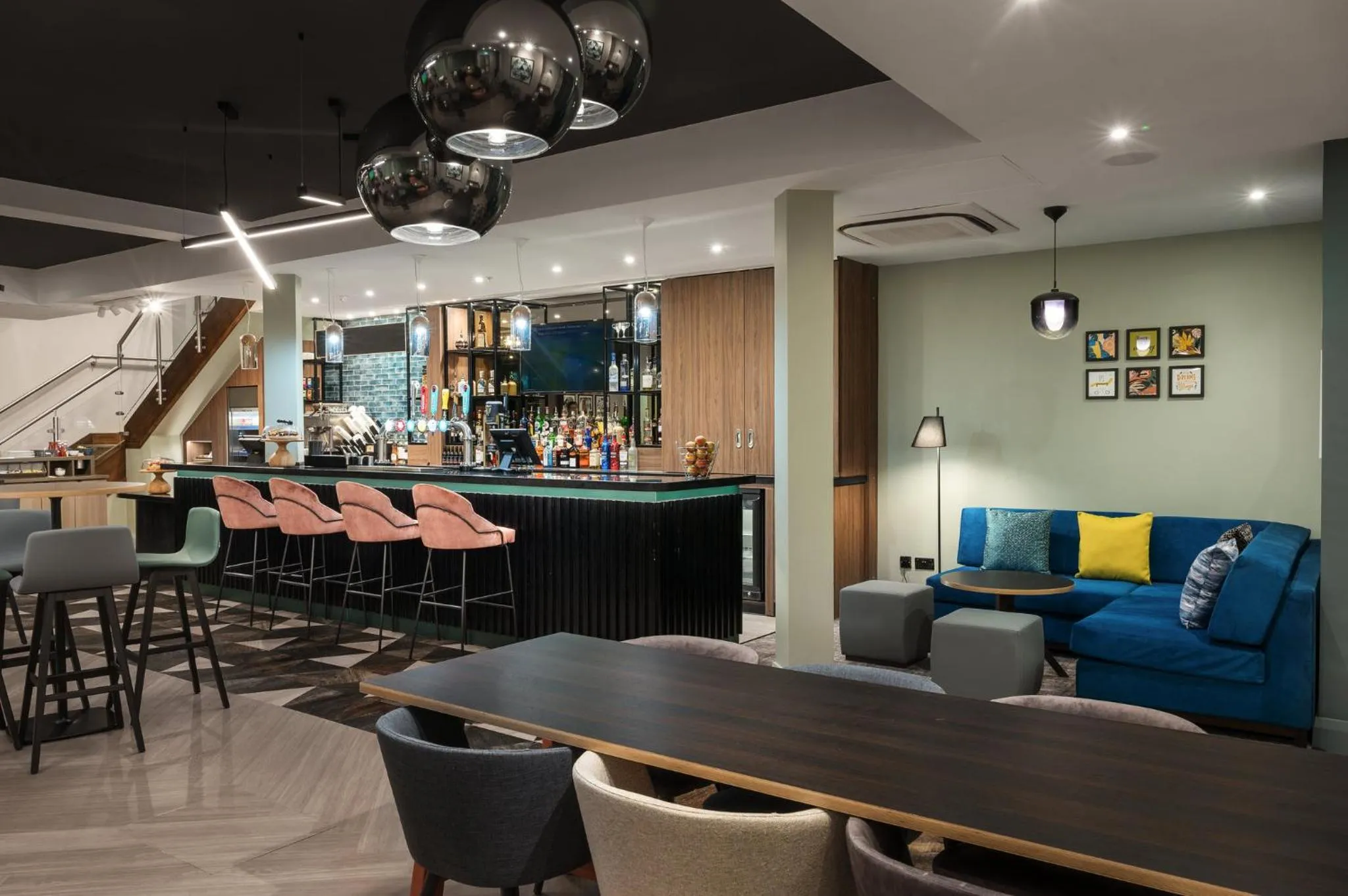 Lounge or bar in Holiday Inn Lincoln by IHG
