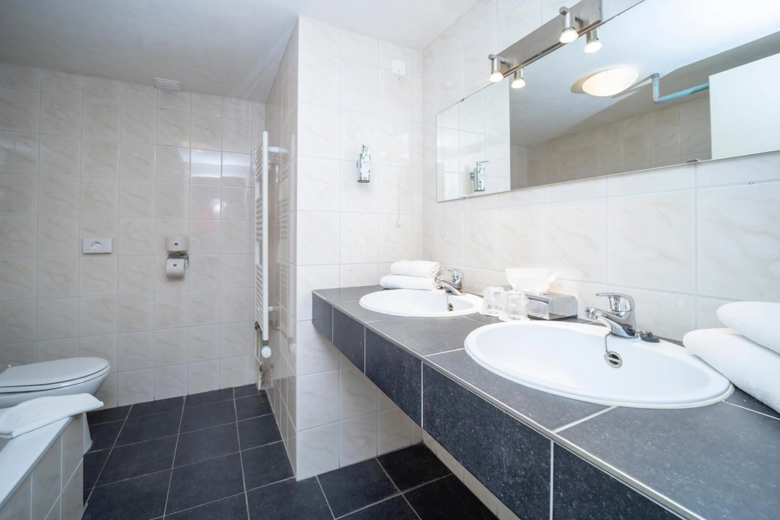 Bathroom in Fletcher Hotel - Restaurant Heiloo