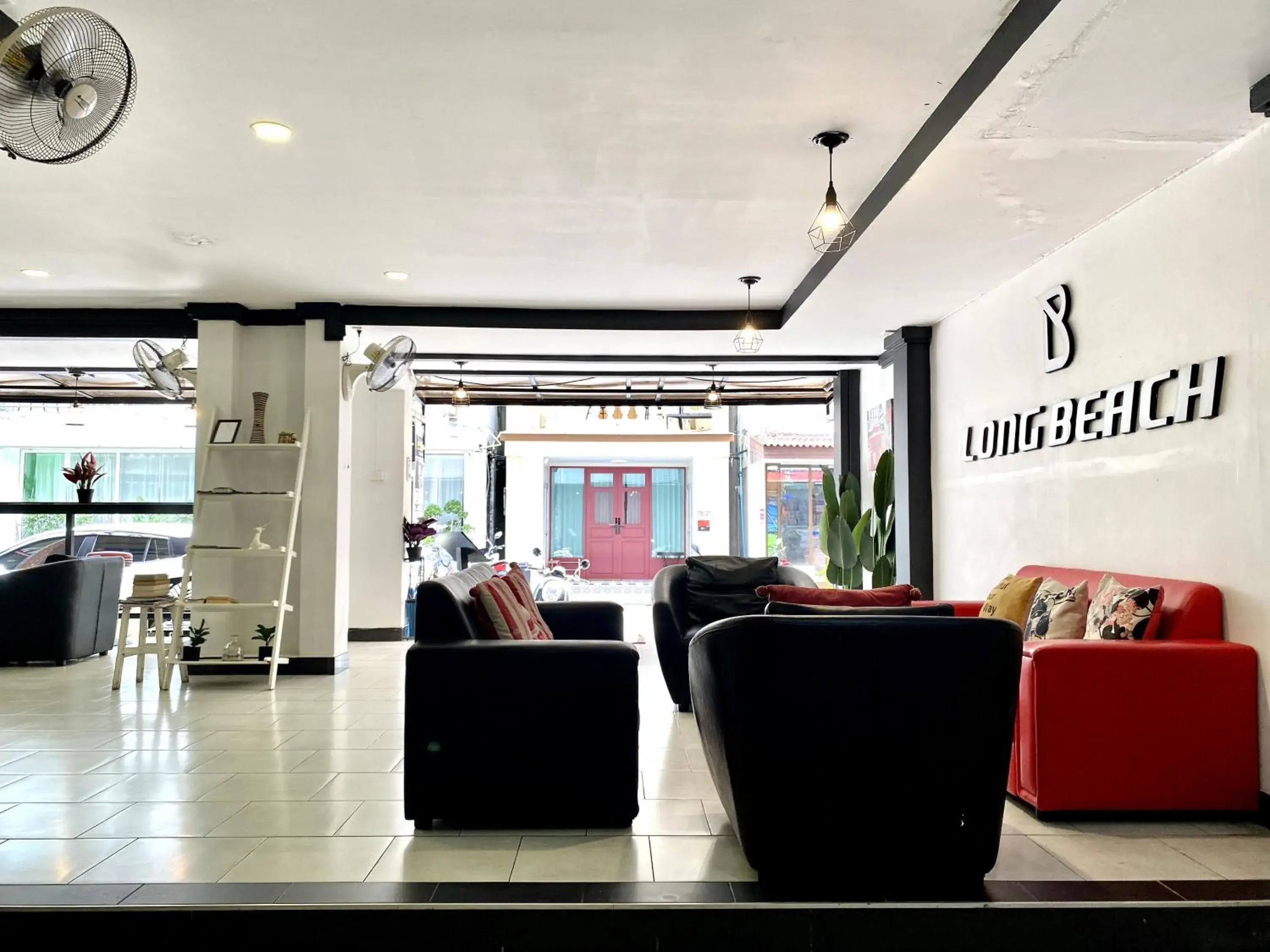 Seating area in Beachwalk Patong Seating area in Beachwalk Patong