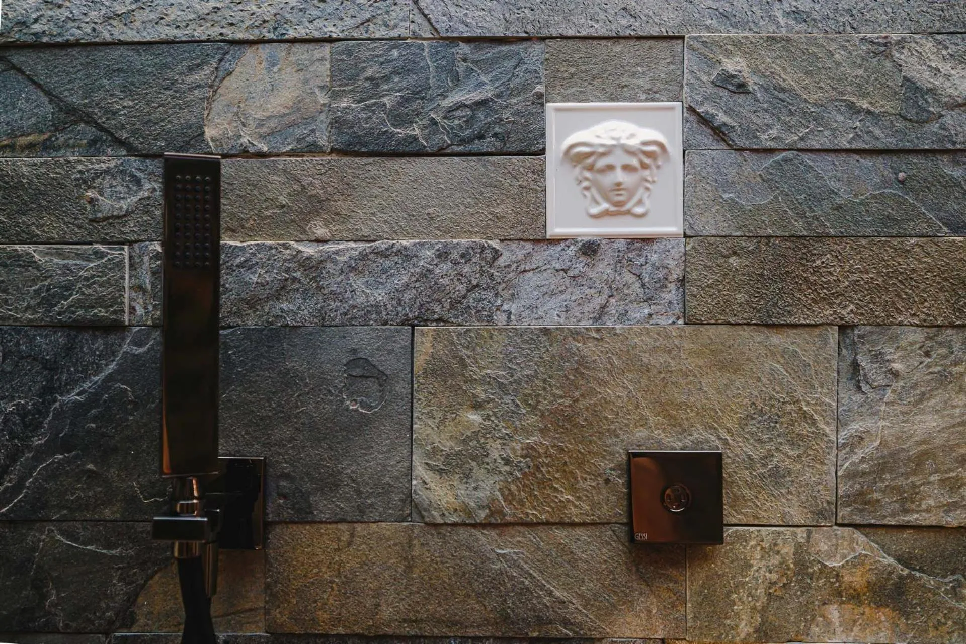 Shower in Incentro Domus