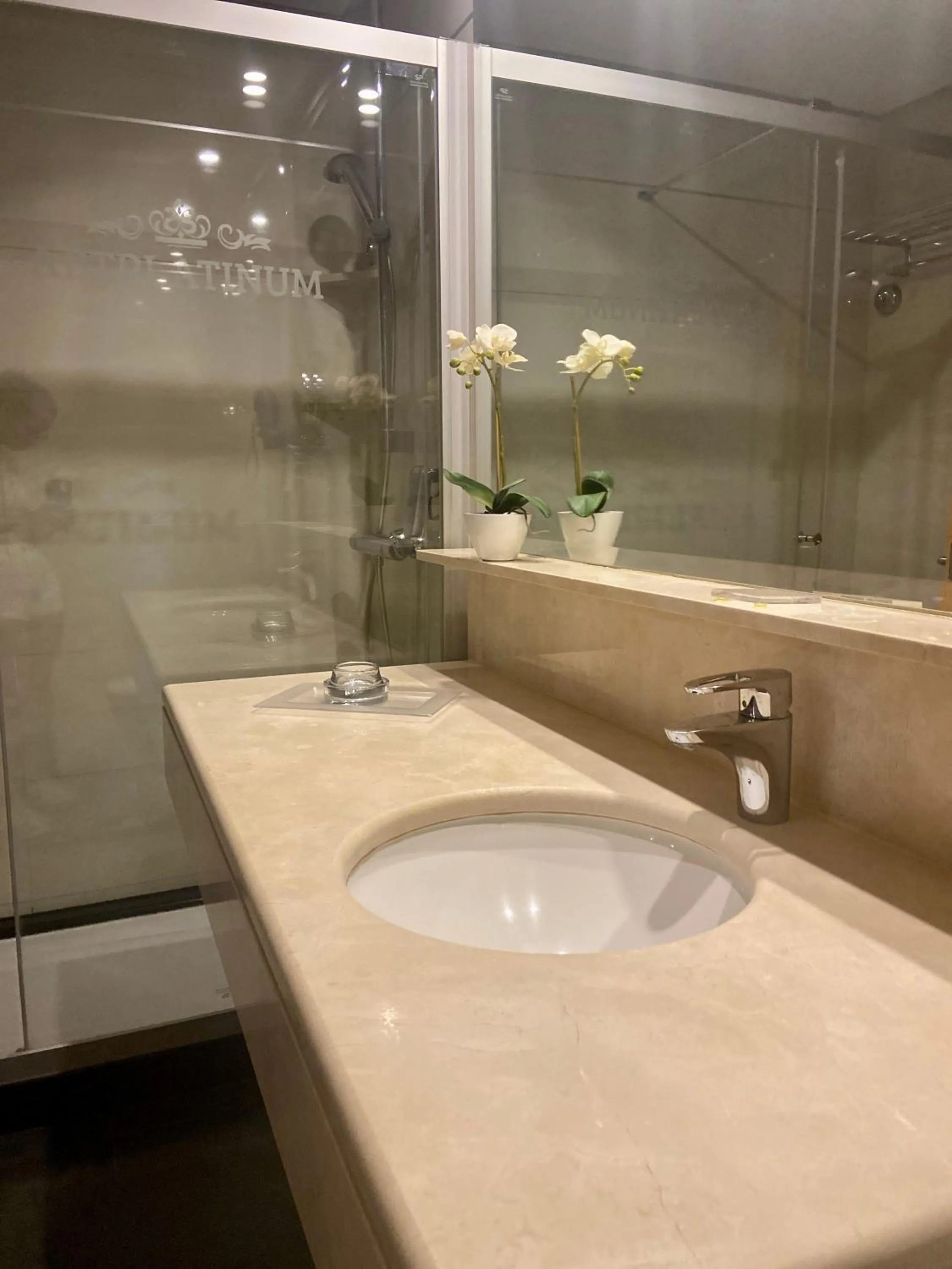 Shower in ArtPlatinum SUITES&APARTMENTS