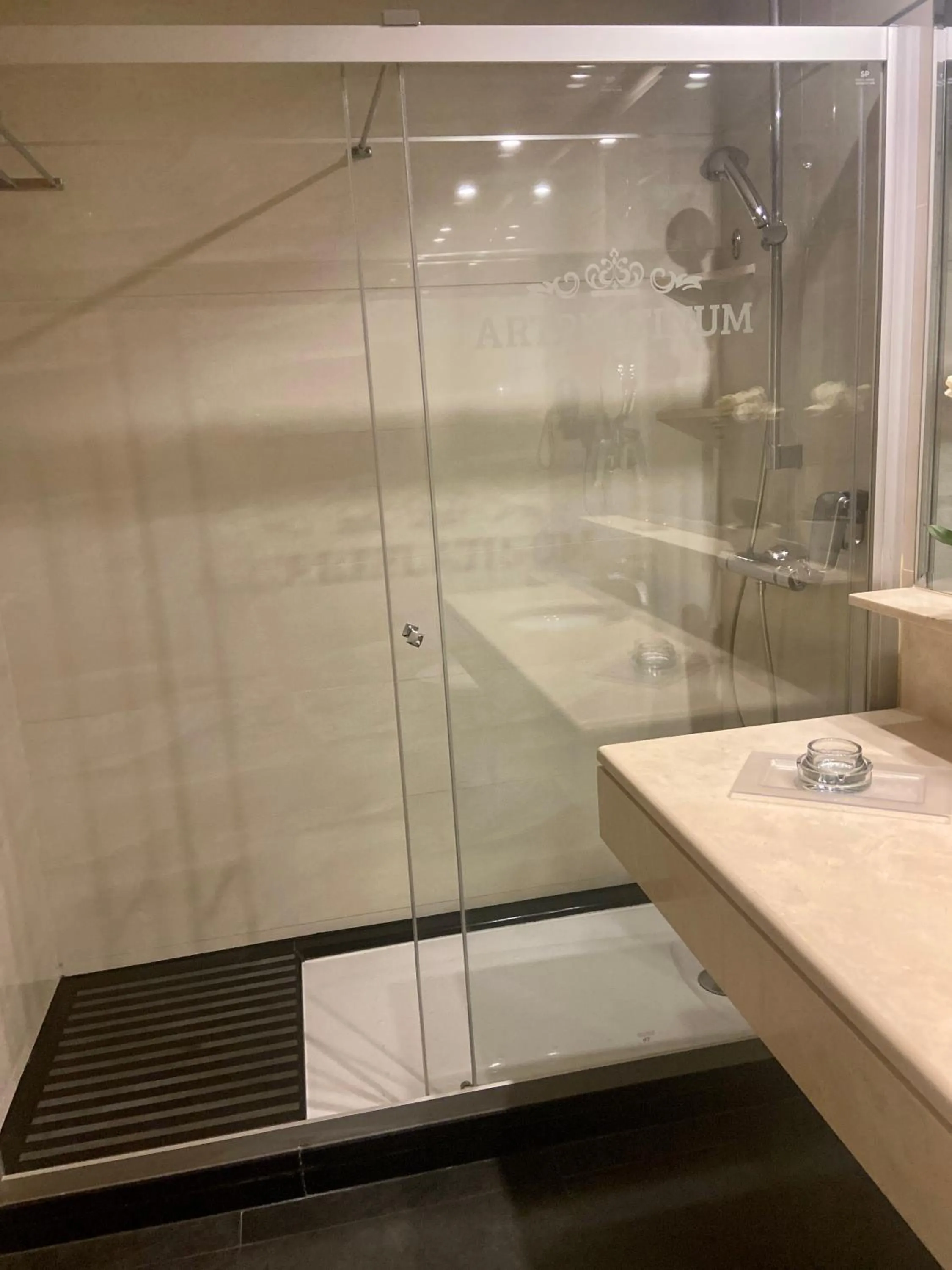 Shower in ArtPlatinum SUITES&APARTMENTS