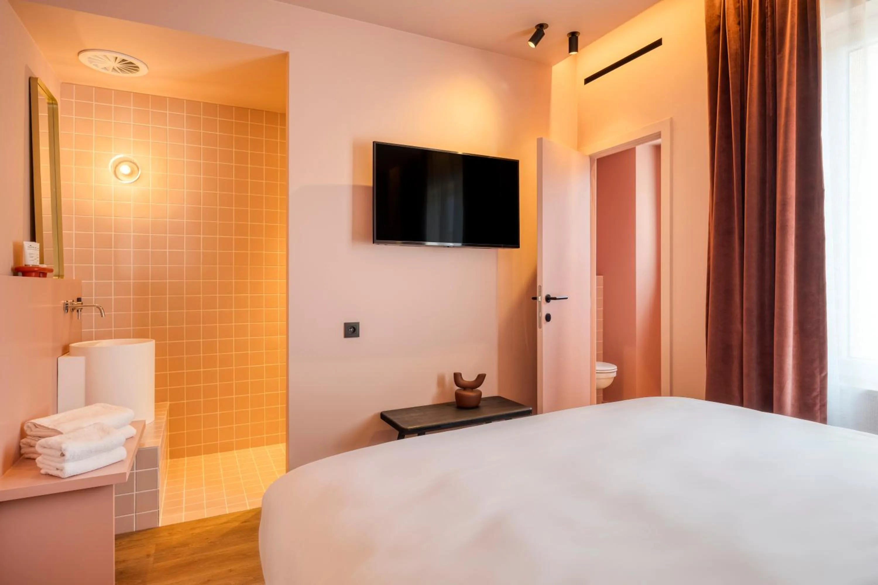 Bathroom, Bed in Maison Arya