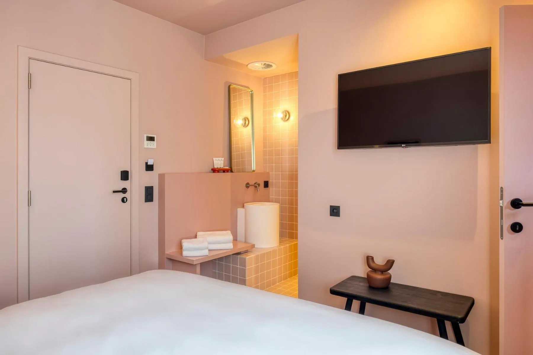 Bathroom, Bed in Maison Arya