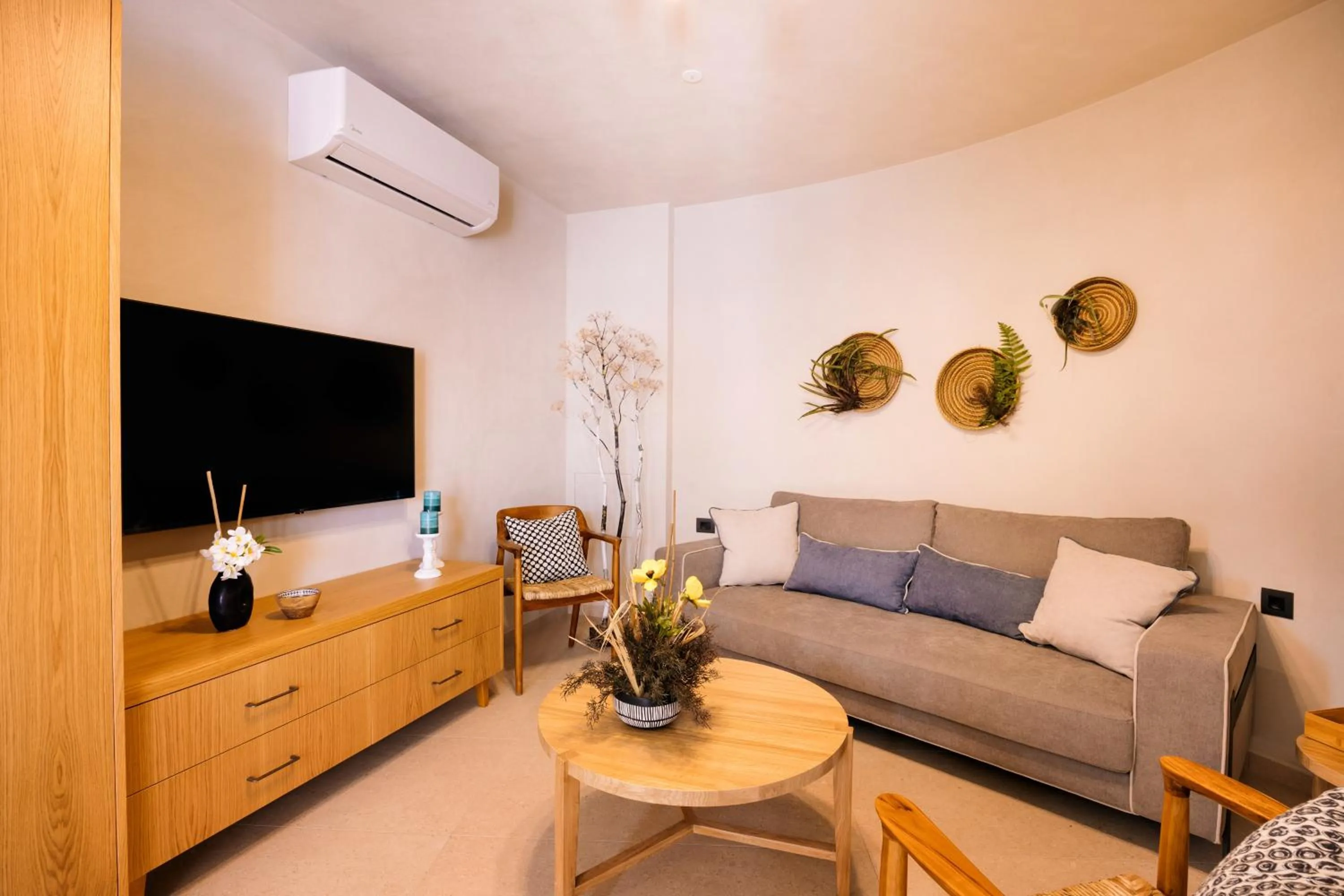 Communal lounge/ TV room in Mirthea Suites