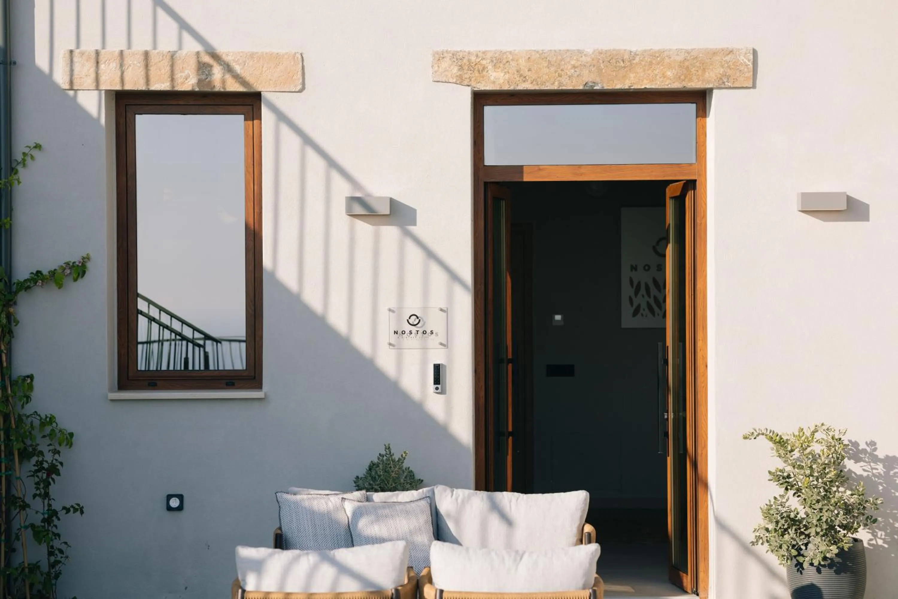 Facade/entrance in Mirthea Suites