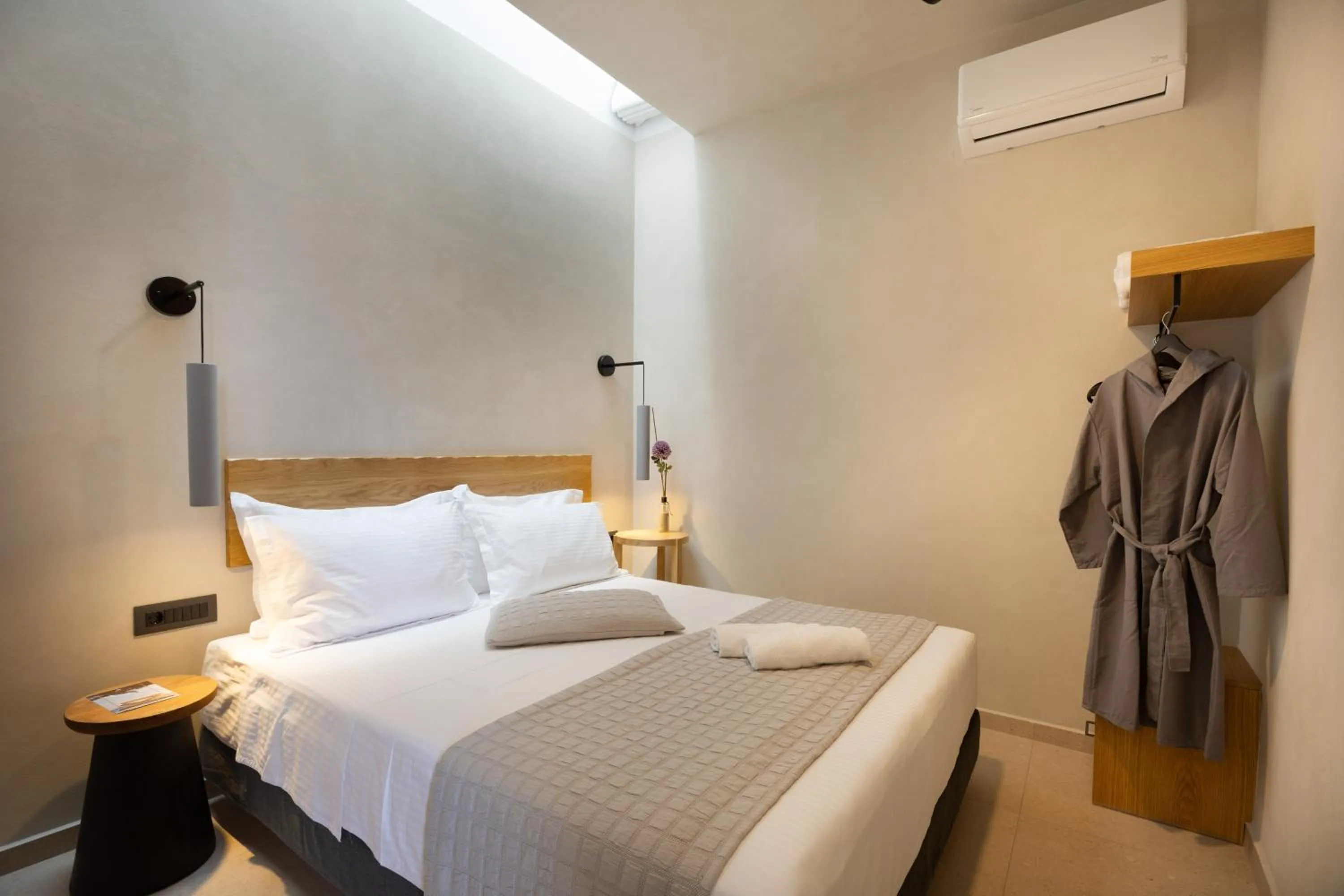 Bedroom, Bed in Mirthea Suites