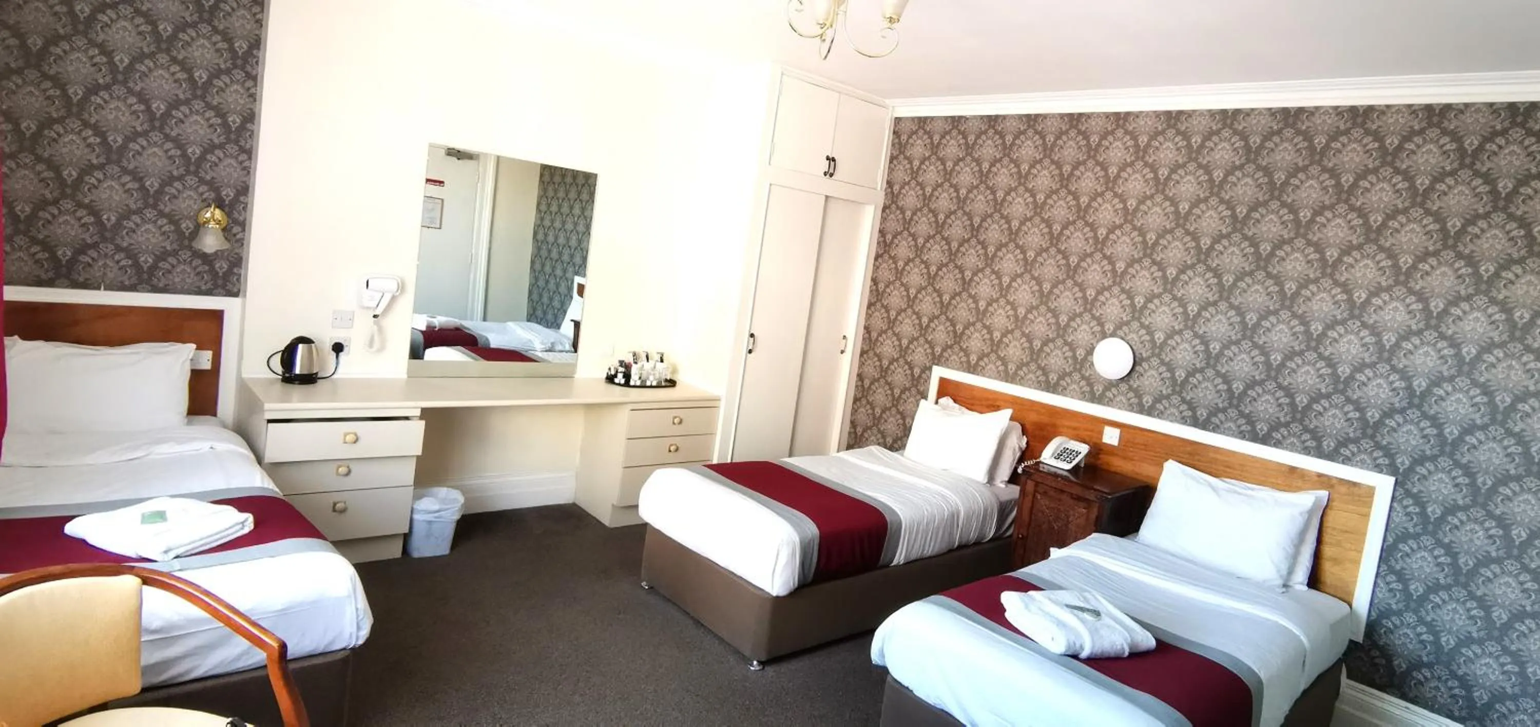 Bedroom, Bed in Russell Hotel