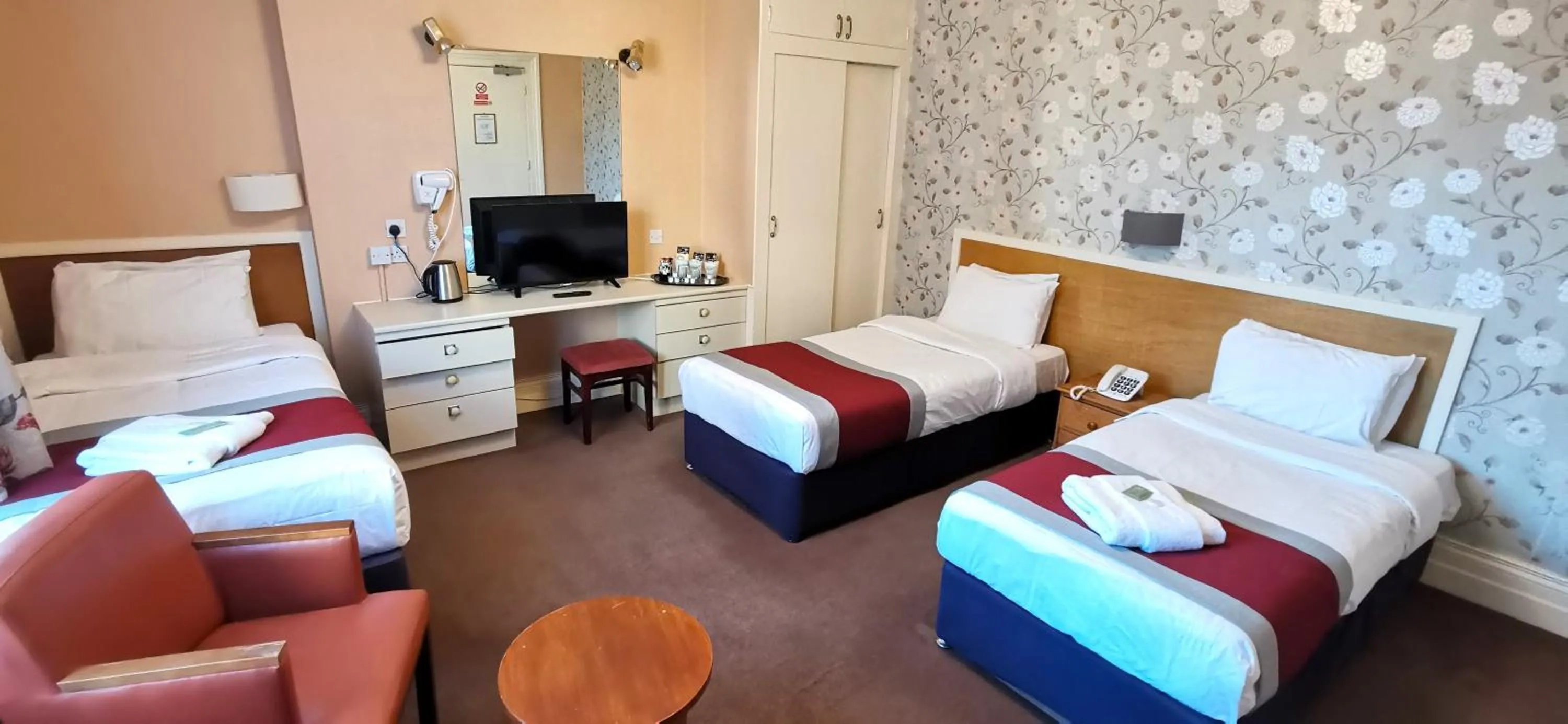 Bedroom, Bed in Russell Hotel