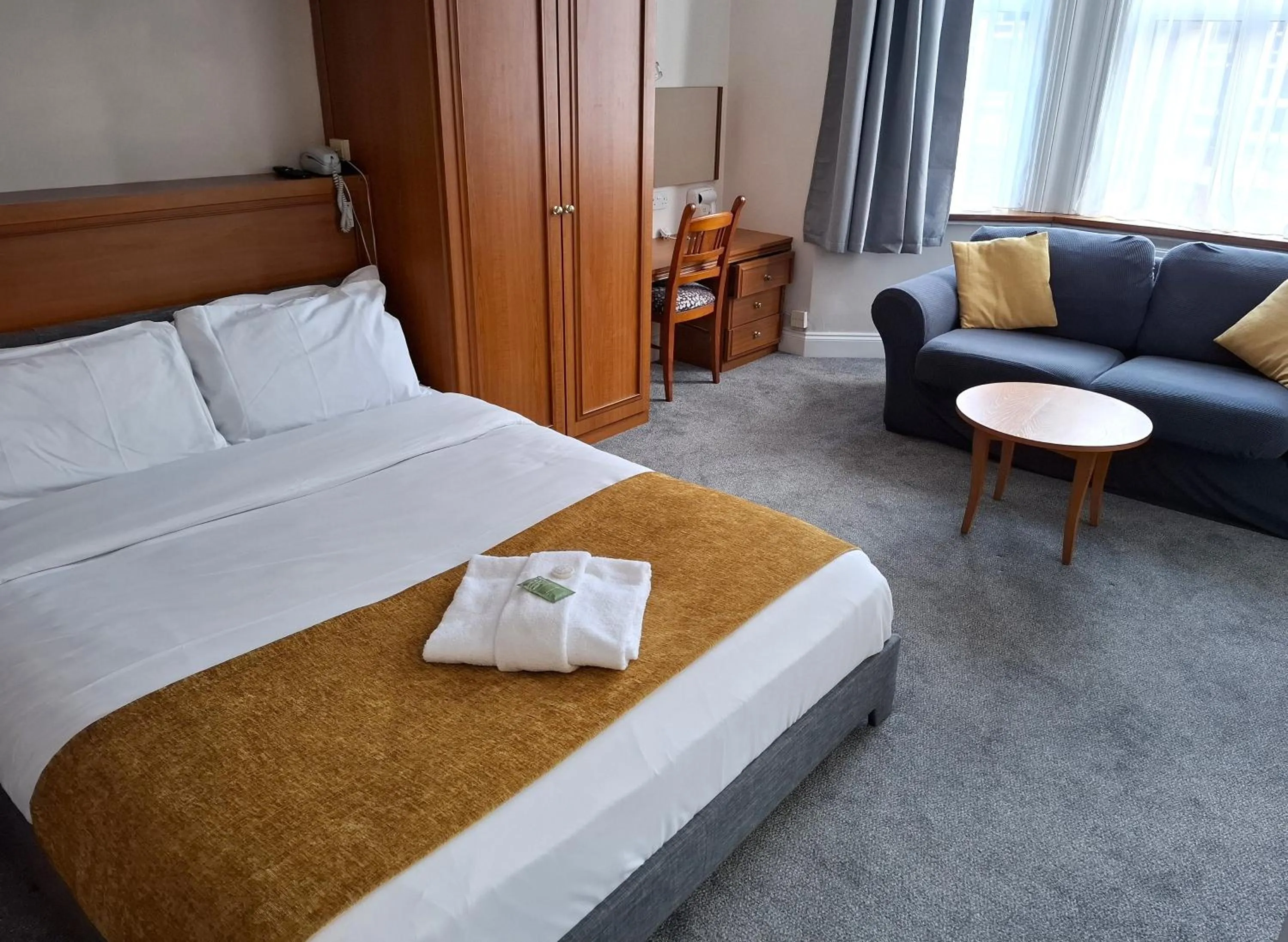 Property building, Bed in Russell Hotel