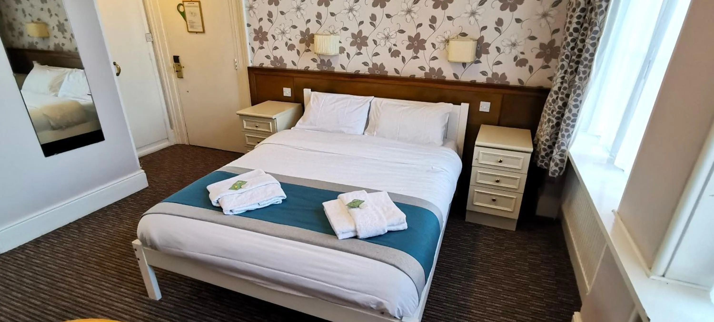 Bedroom, Bed in Russell Hotel