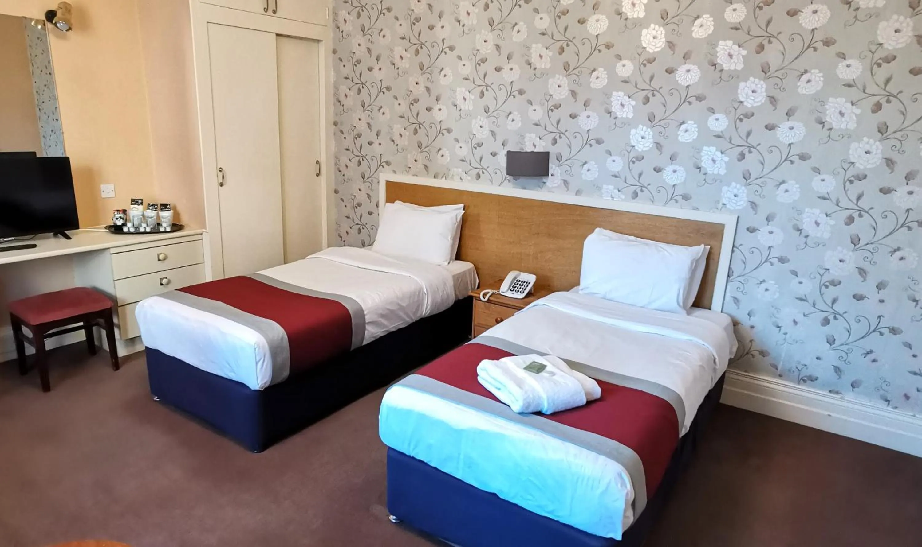 Bedroom, Bed in Russell Hotel