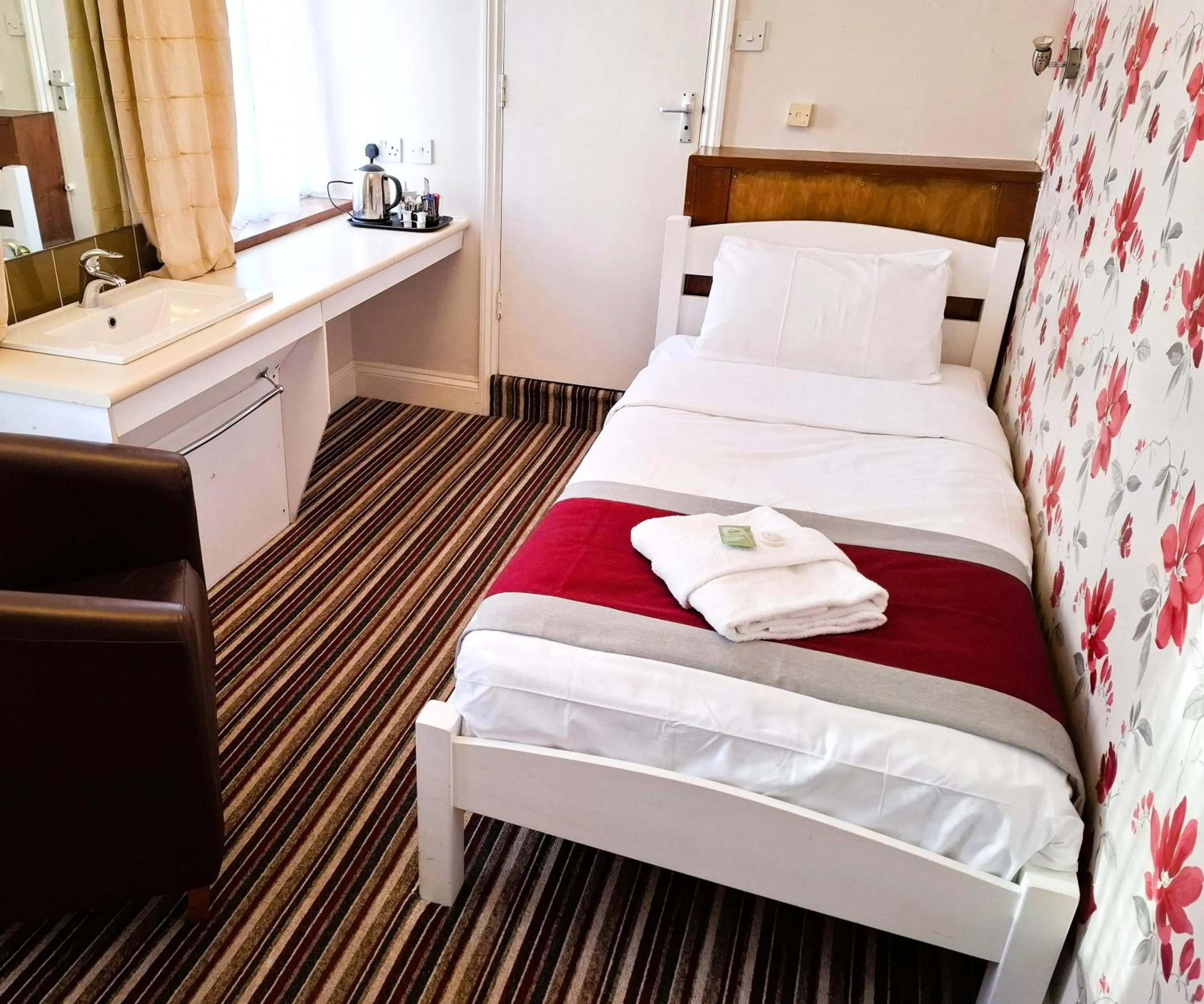 Bedroom, Bed in Russell Hotel