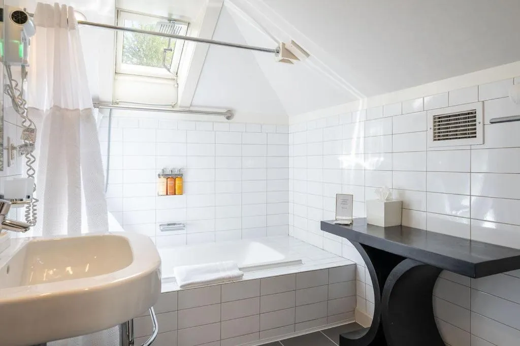 Bathroom in Oakhurst Inn at the University