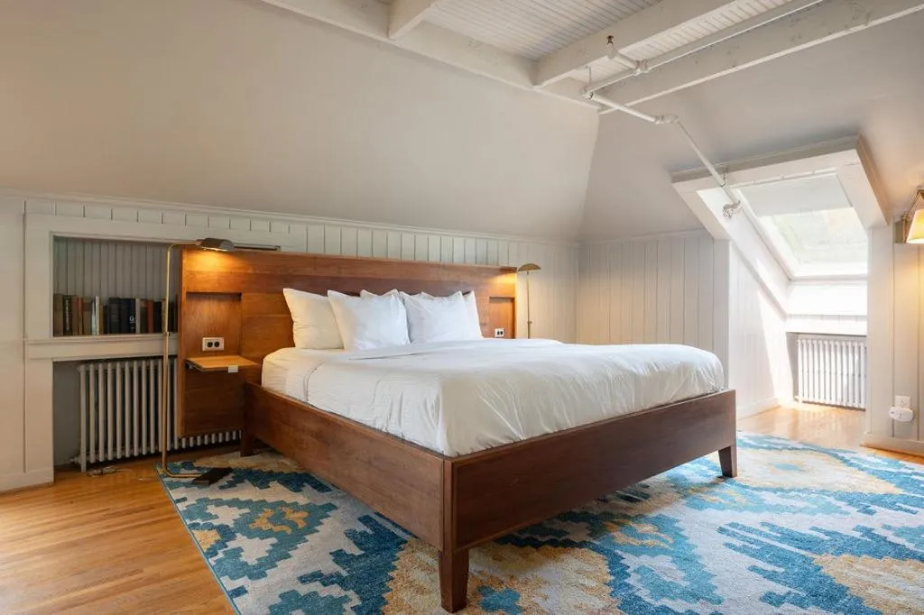 Bedroom, Bed in Oakhurst Inn at the University