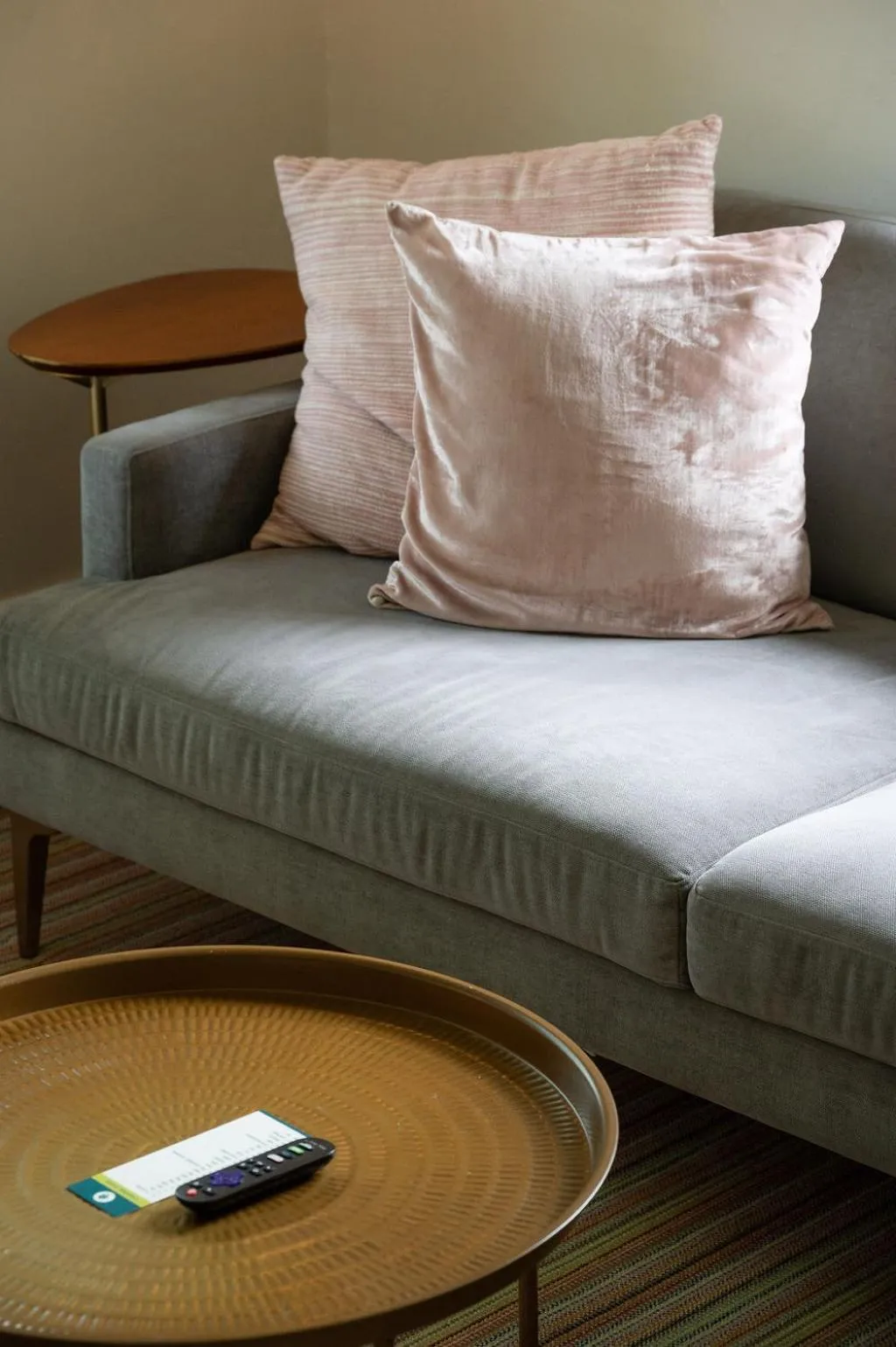 Living room, Bed in Oakhurst Inn at the University