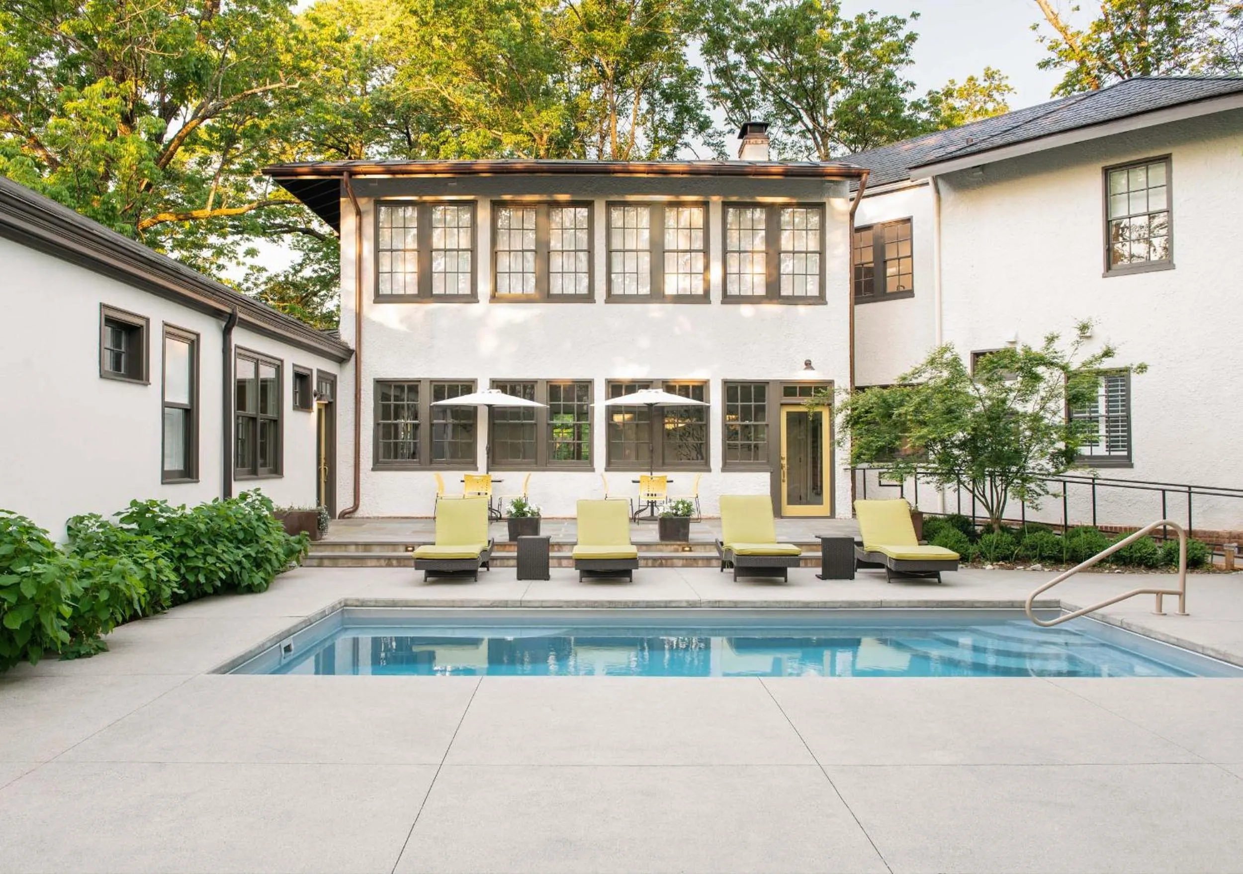 Pool view in Oakhurst Inn at the University