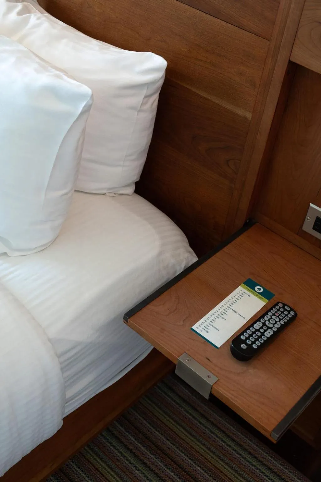 Bedroom, Bed in Oakhurst Inn at the University