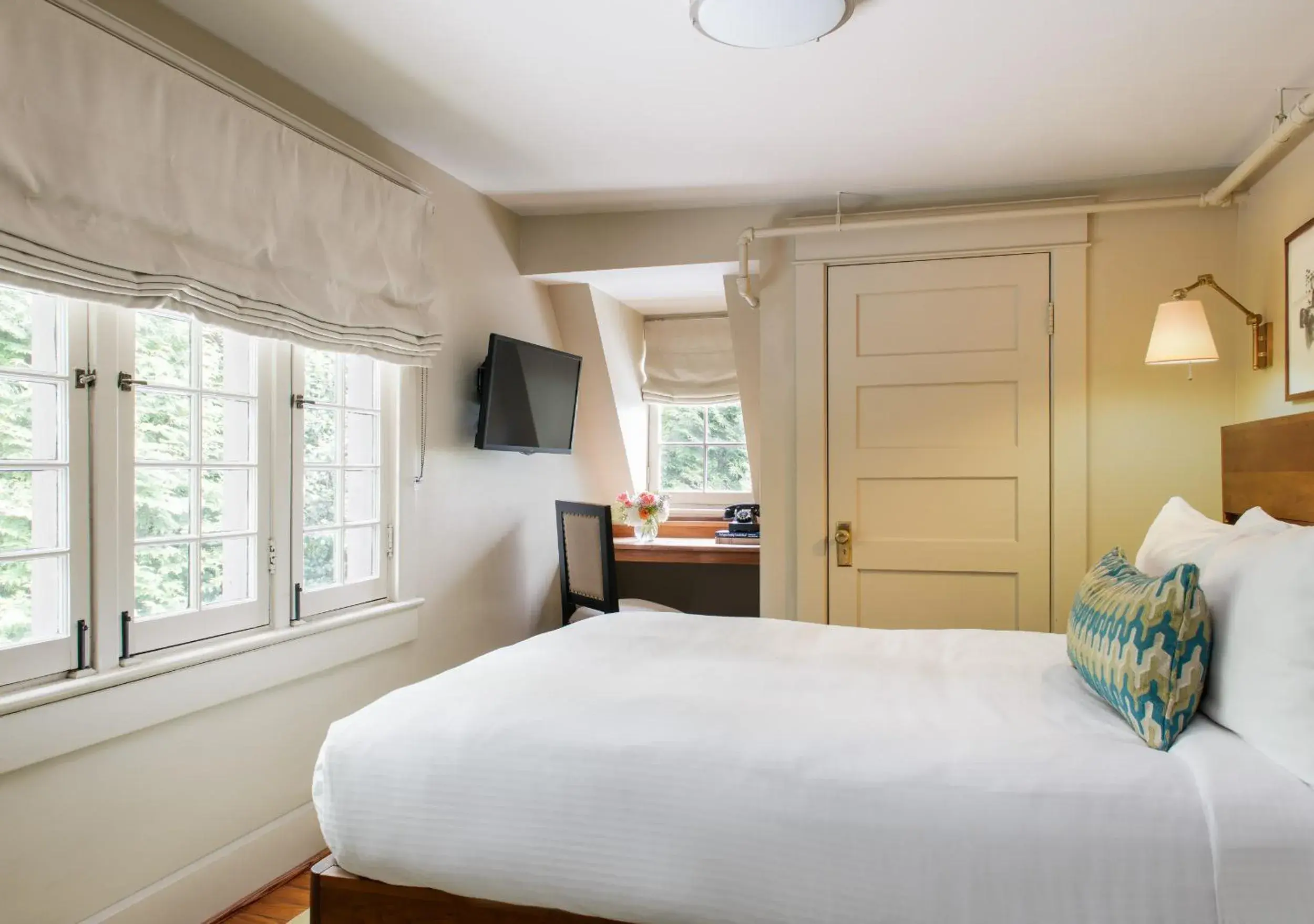 Bedroom, Bed in Oakhurst Inn at the University Bedroom, Bed in Oakhurst Inn at the University