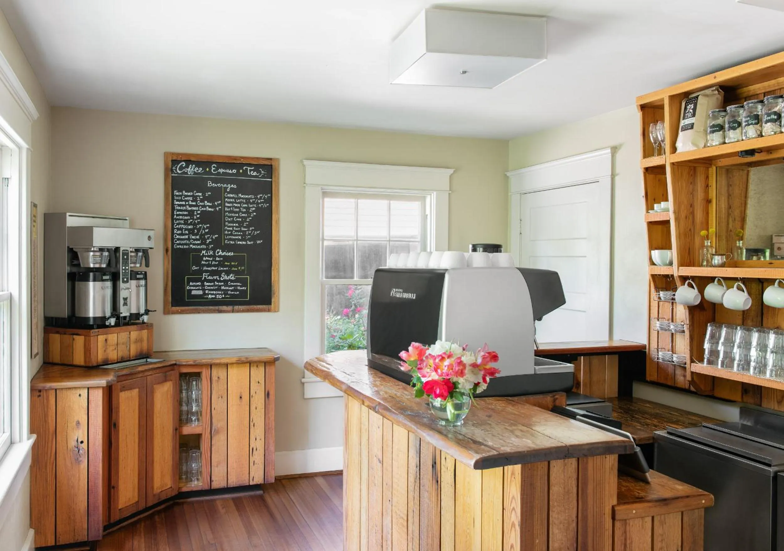 Dining area in Oakhurst Inn at the University