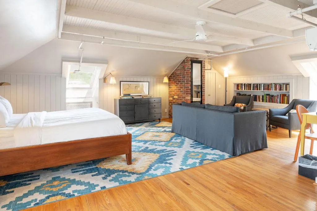 Bedroom, Bed in Oakhurst Inn at the University