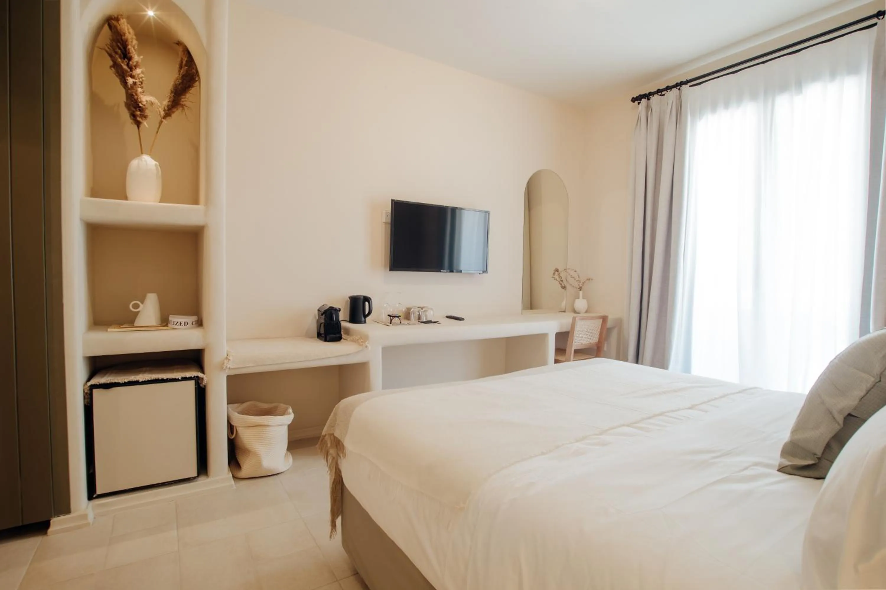 TV and multimedia, Bed in Thymises Boutique Hotel