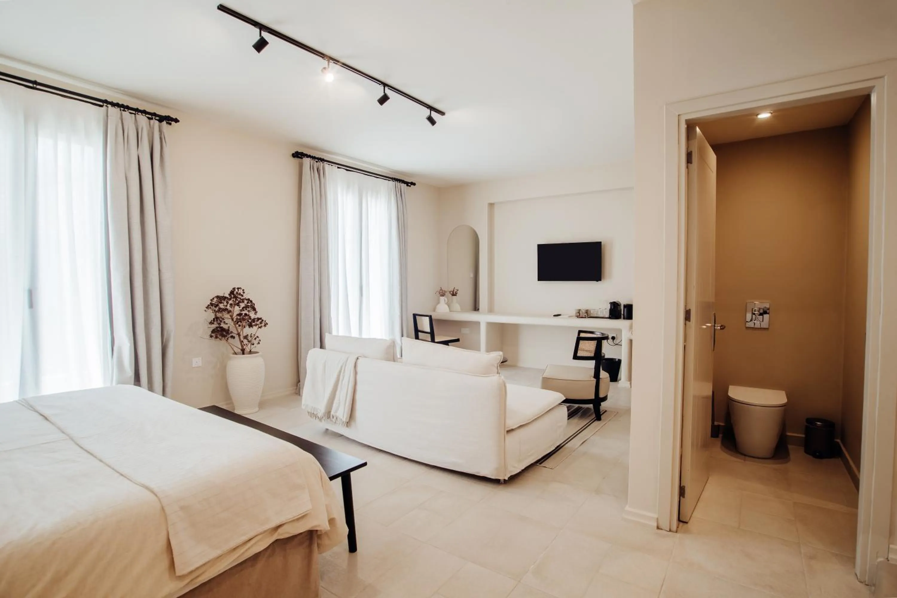 TV and multimedia, Bed in Thymises Boutique Hotel