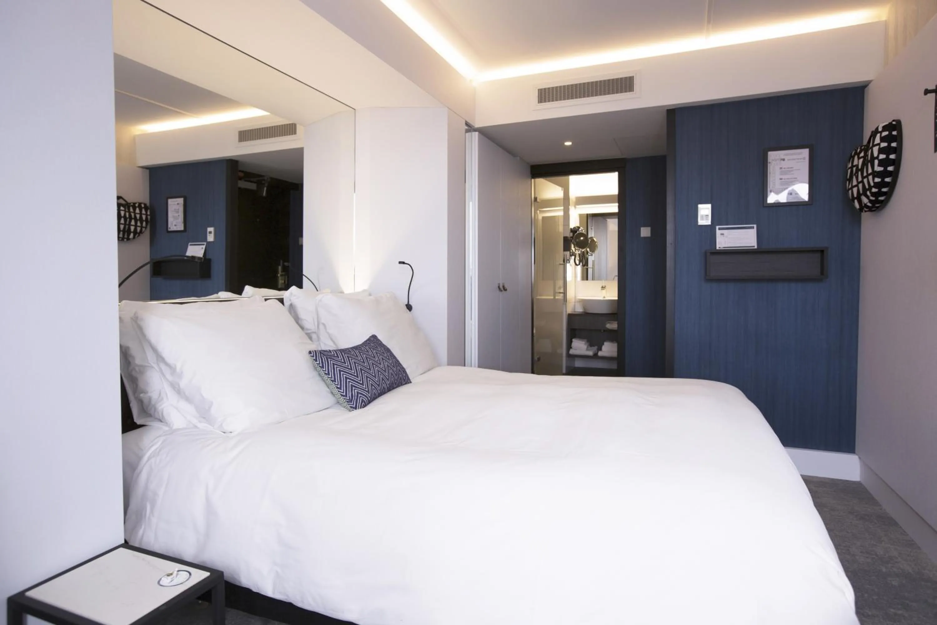 Shower, Bed in Golden Tulip Hotel Central