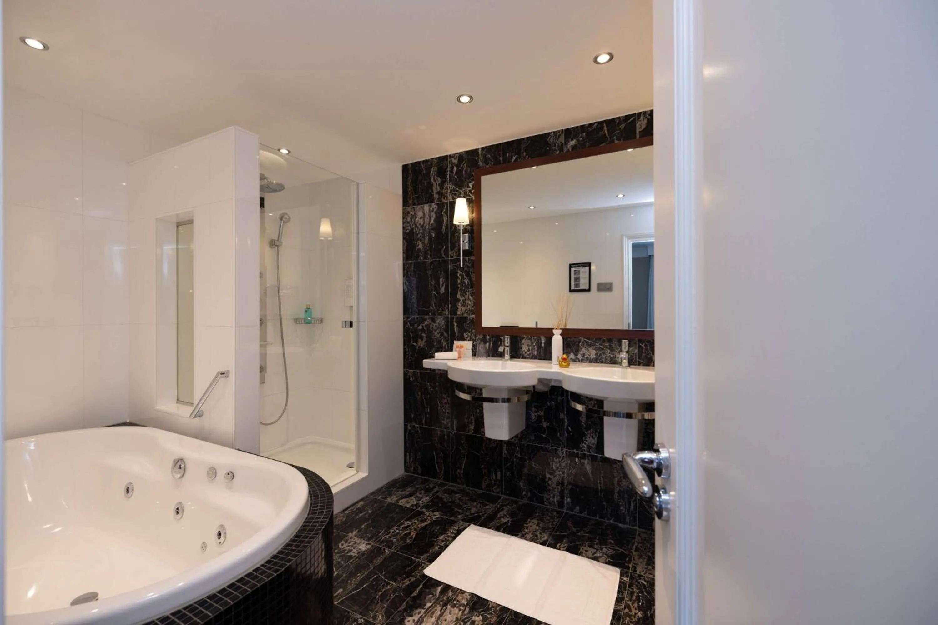 Bathroom in Golden Tulip Hotel Central