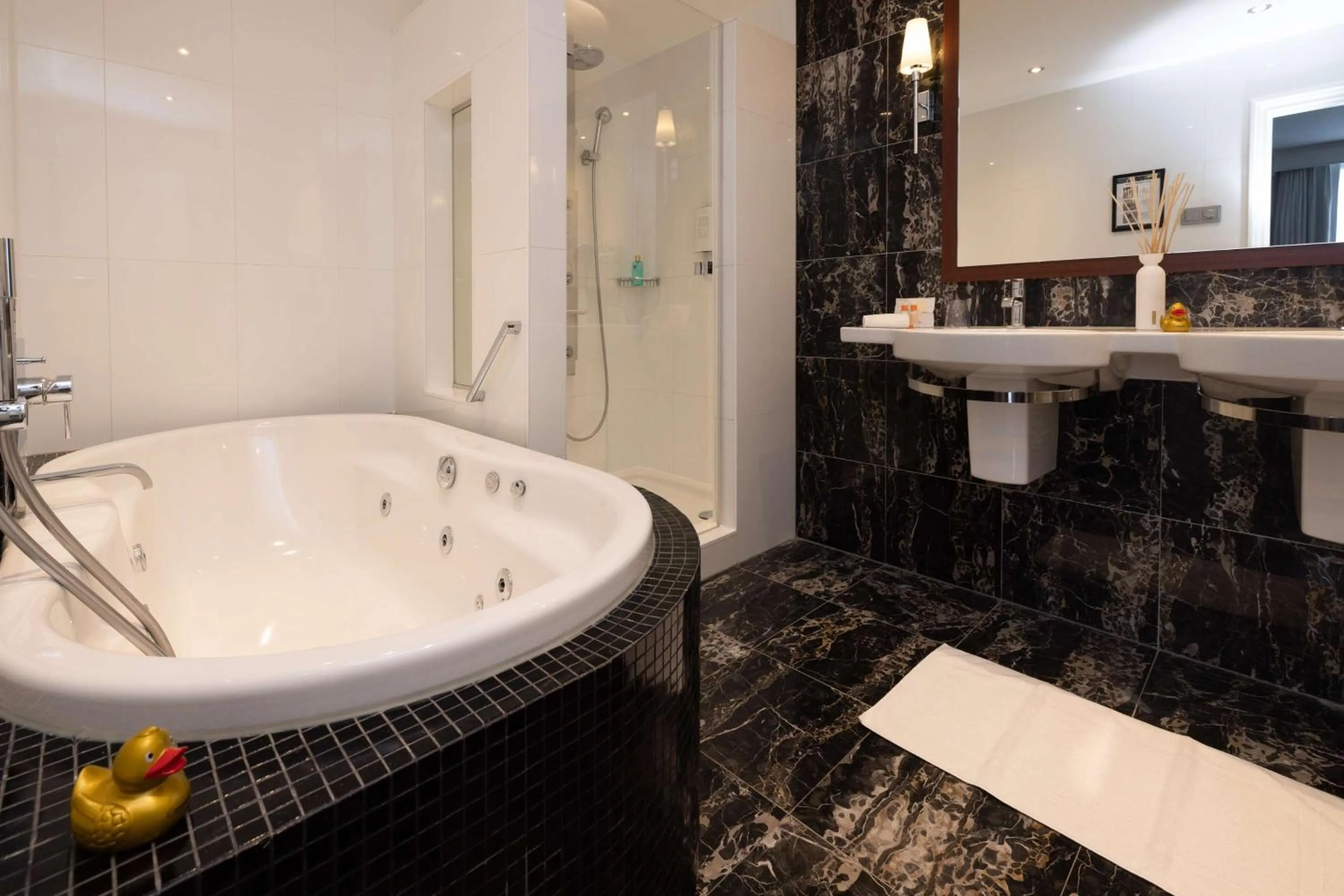 Bathroom in Golden Tulip Hotel Central